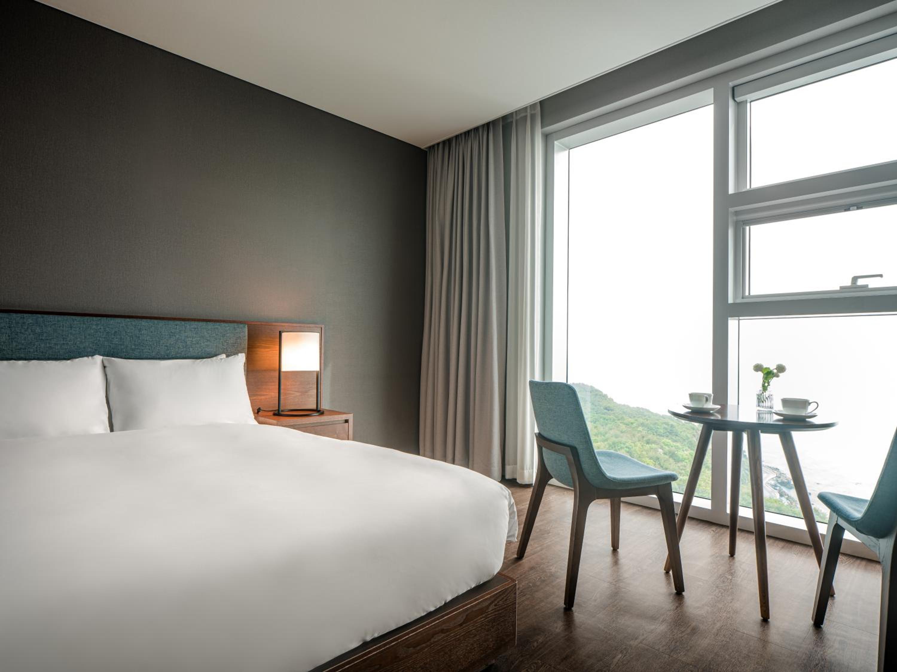Deluxe Queen Room with Partial Ocean View - Breakfast for 2 & Aqua Park for 2 photo 1