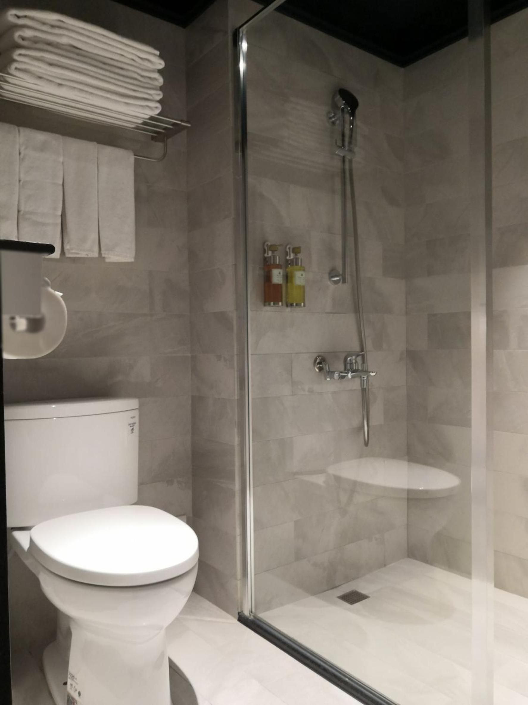 Standard Quadruple Room-No Window photo 3