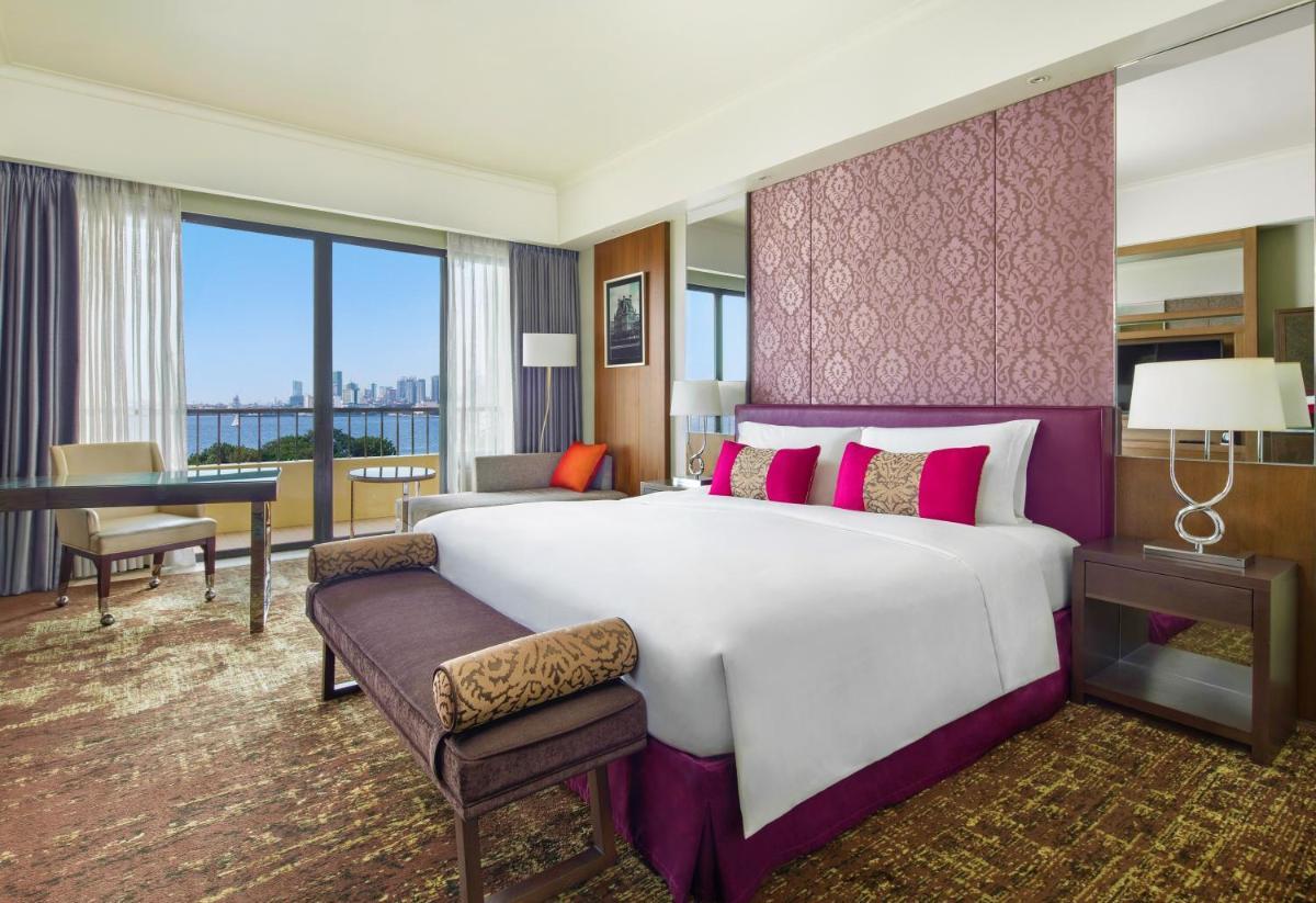 Luxury Club King Room with City View photo 2
