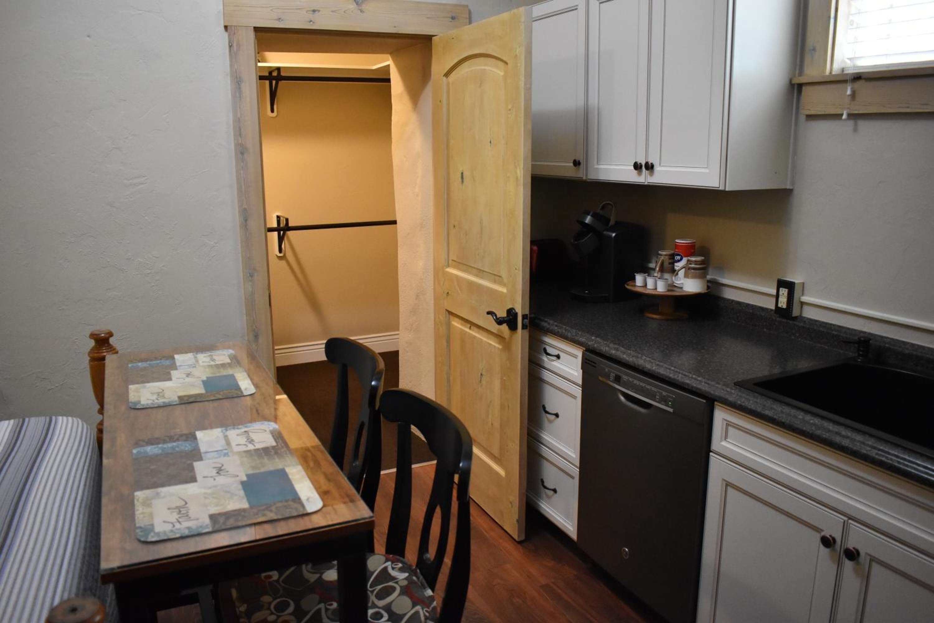 Queen Studio photo 2