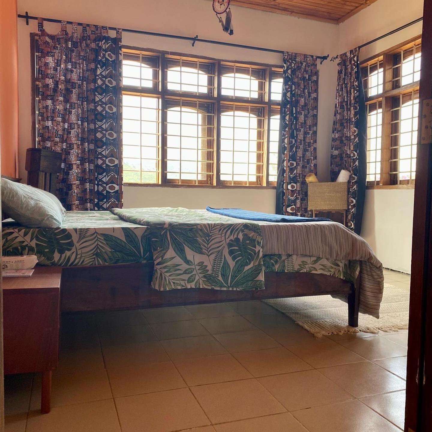 Deluxe Room (2 Adults + 1 Child) - Photo 3