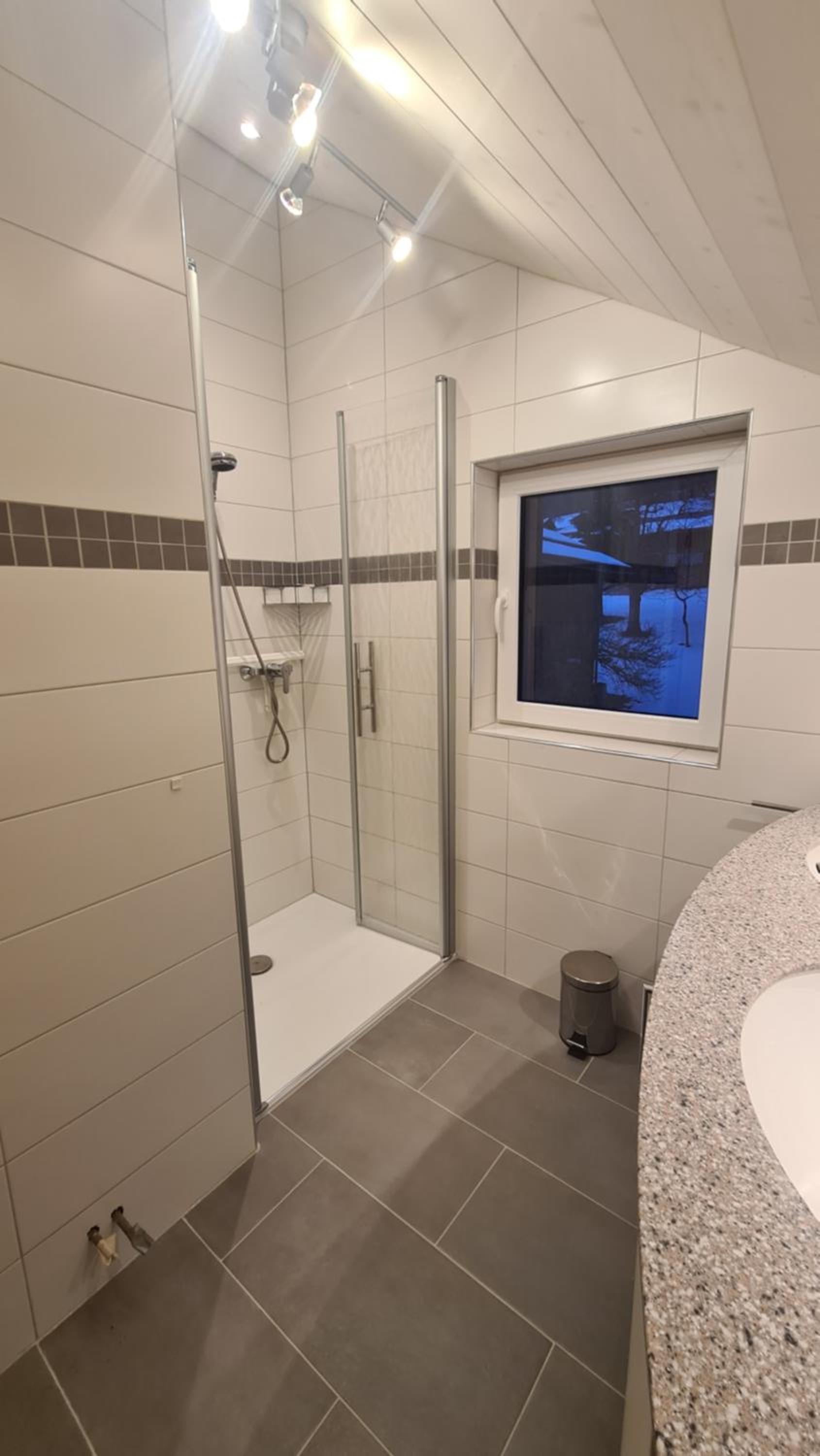 Five-Bedroom House - Photo 15