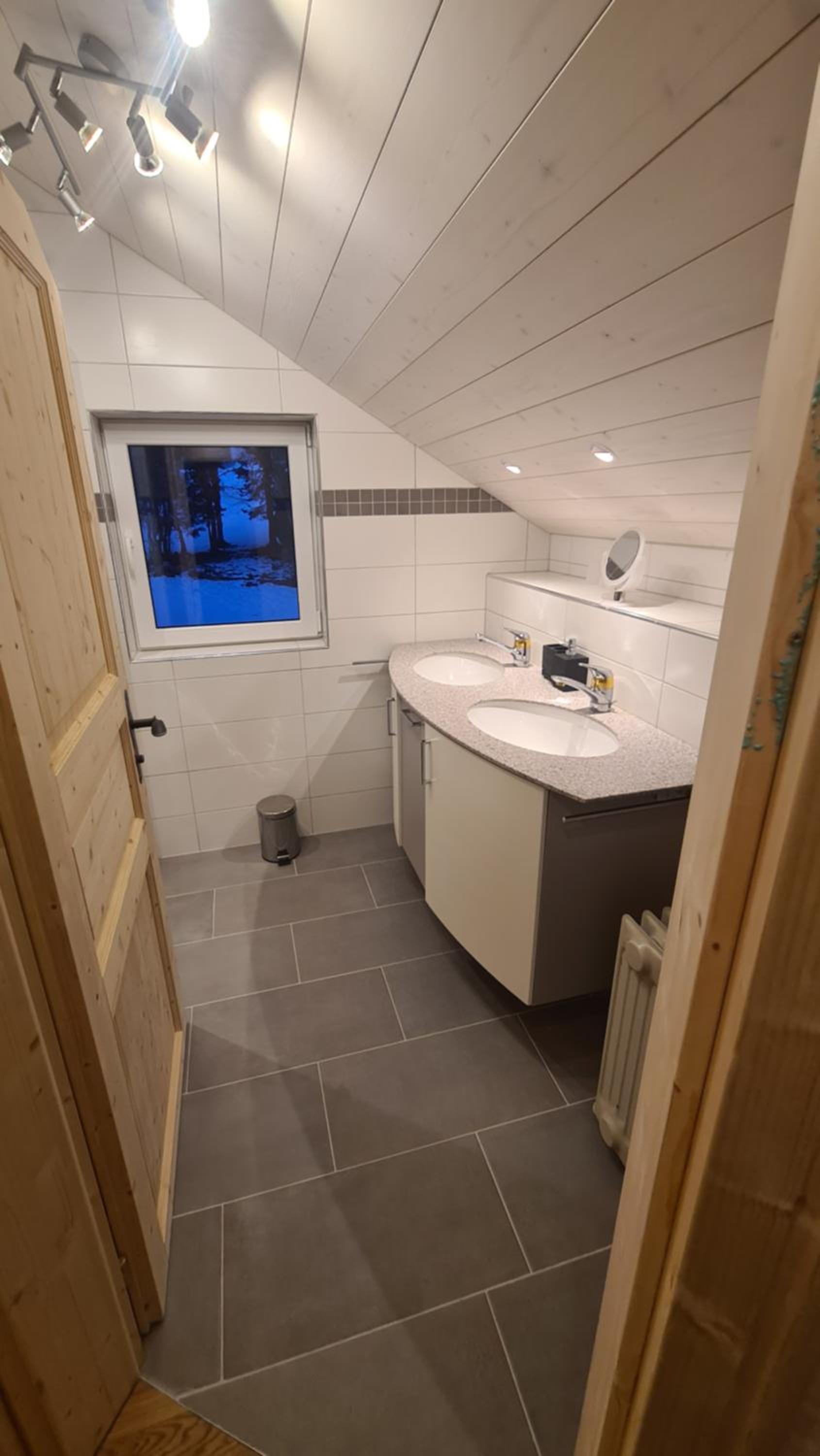 Five-Bedroom House - Photo 14