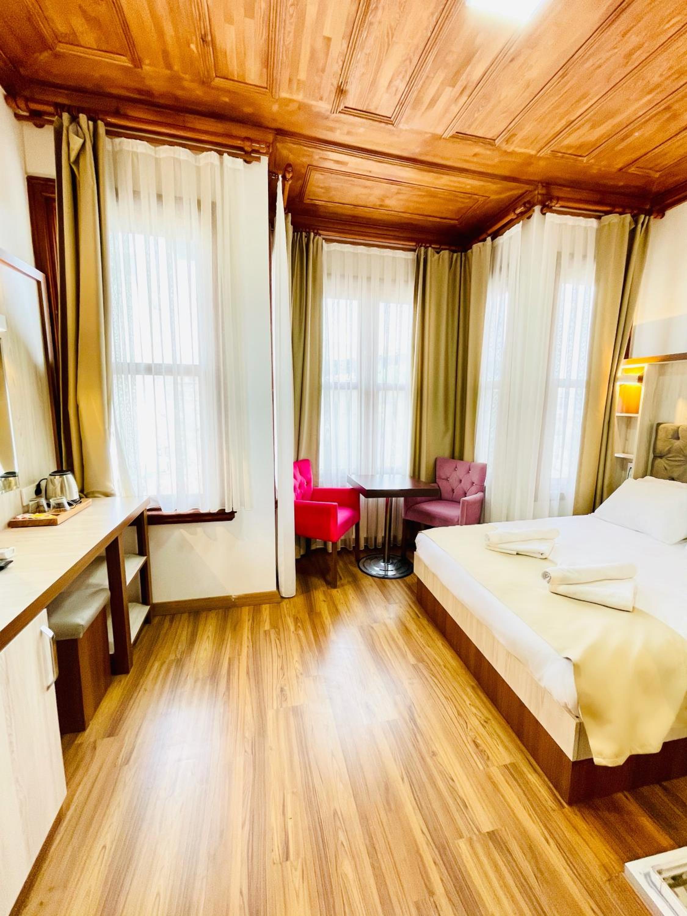 Large Double Room photo 1