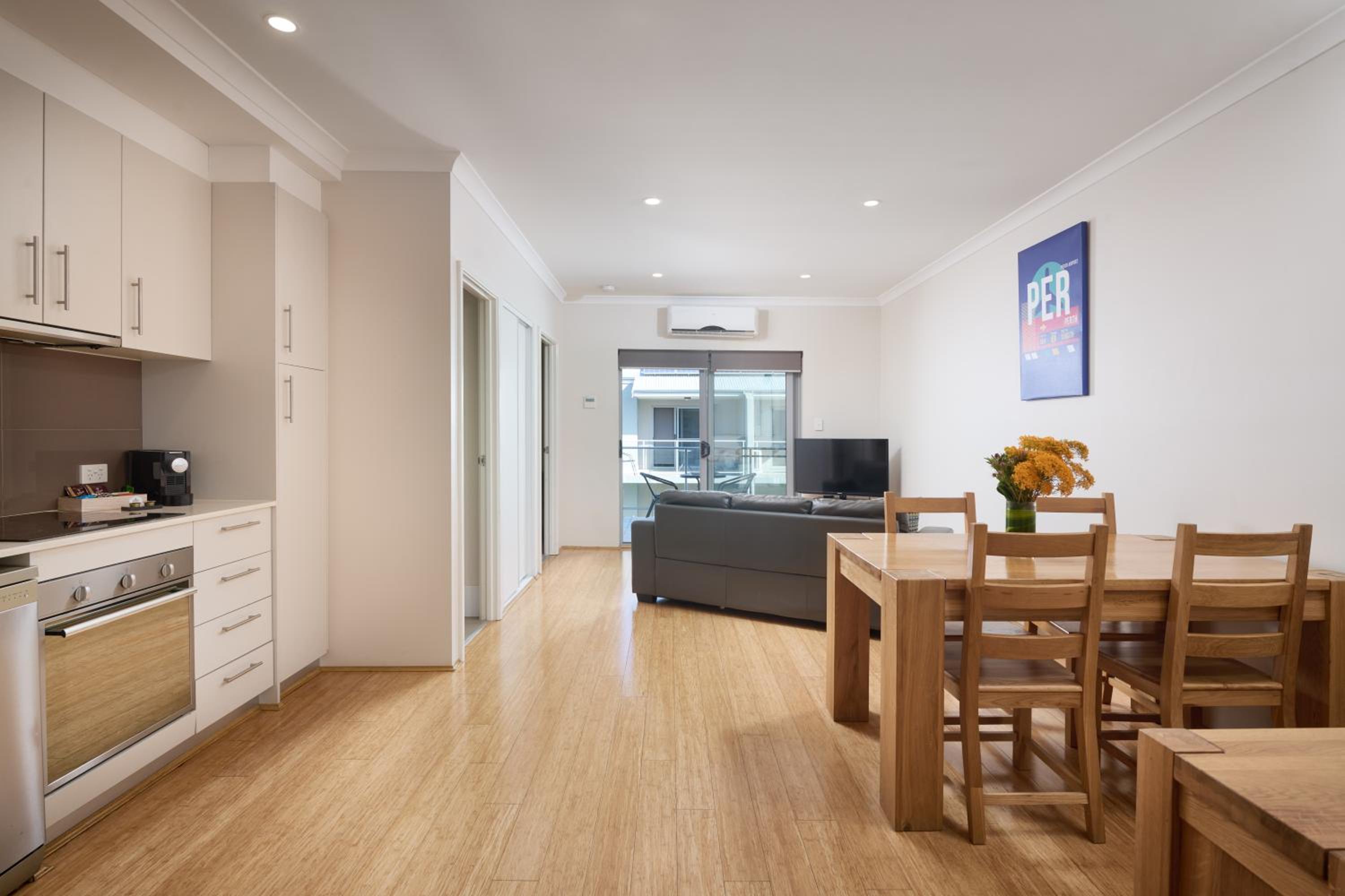 One-Bedroom Apartment with Two Single Beds photo 3