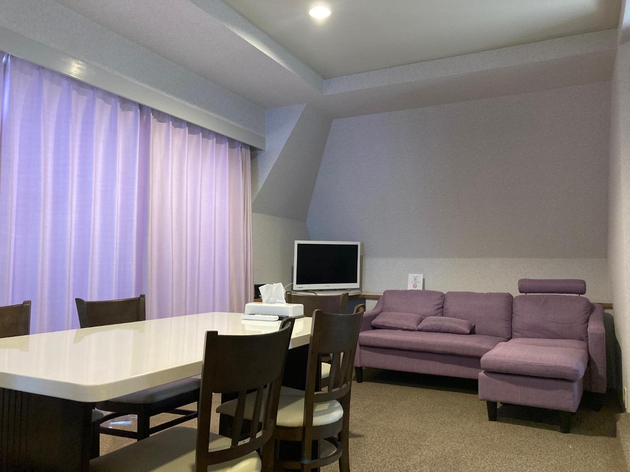 Suite - Photo 1