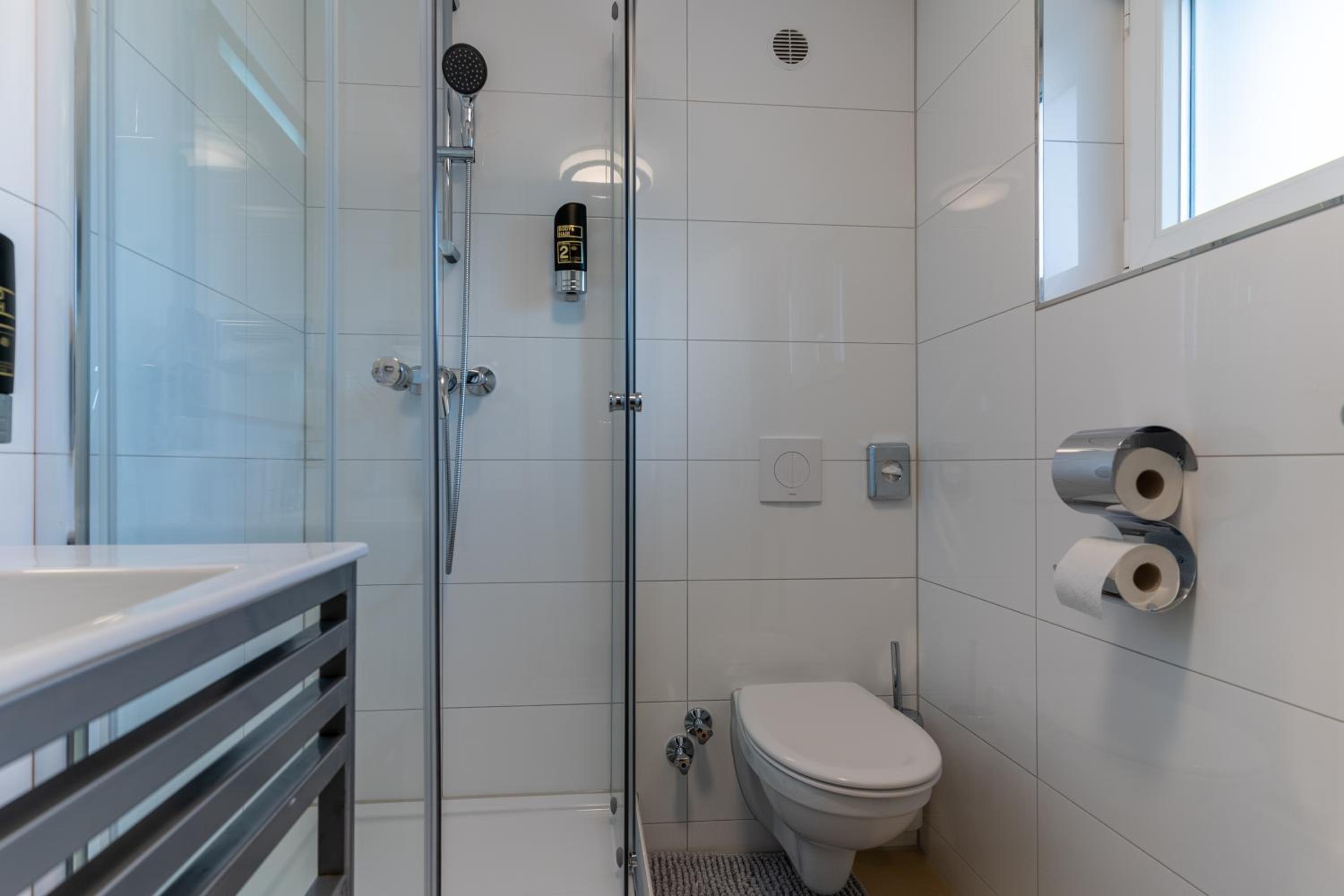 Standard Double Room - Photo 8