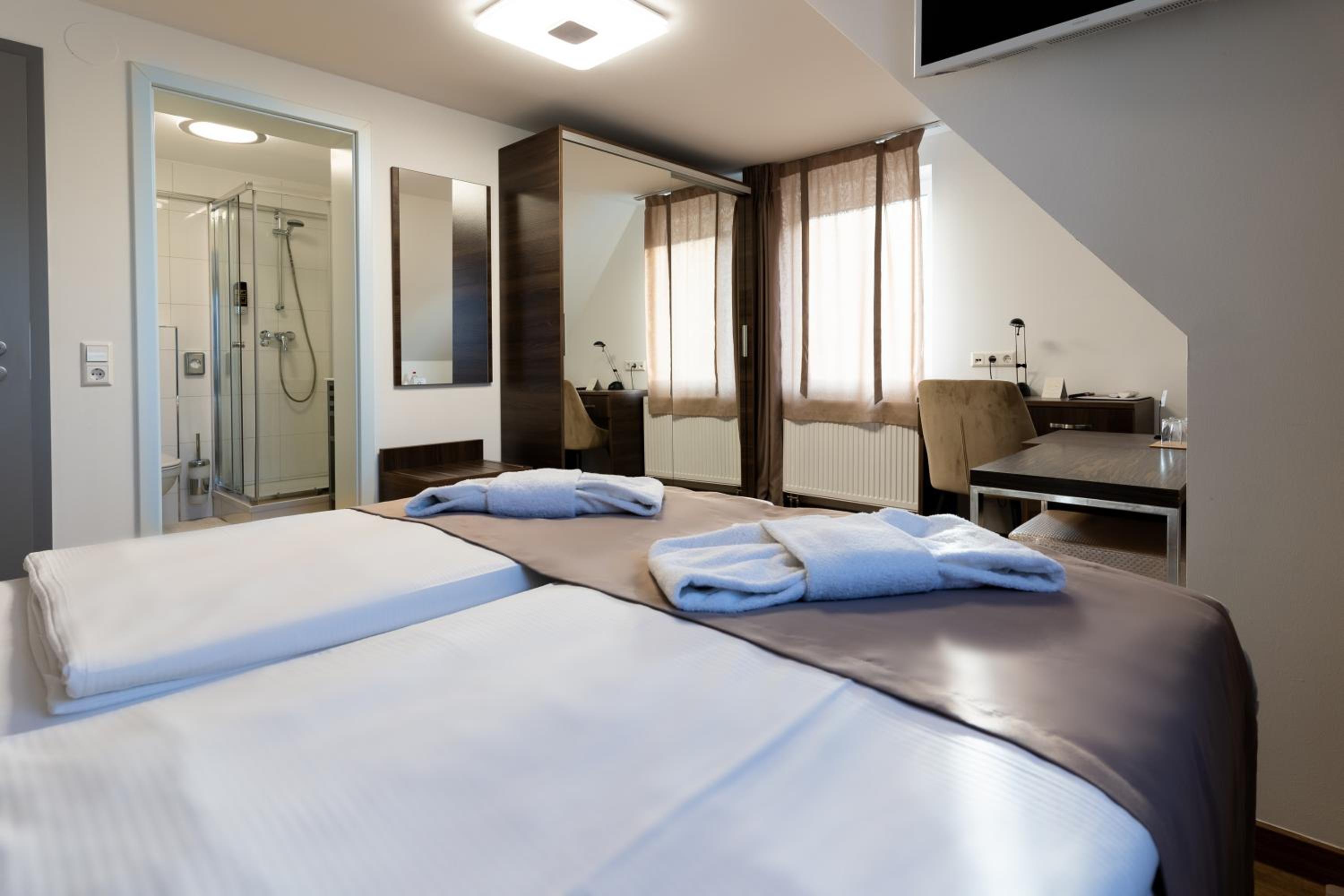 Standard Double Room - Photo 9