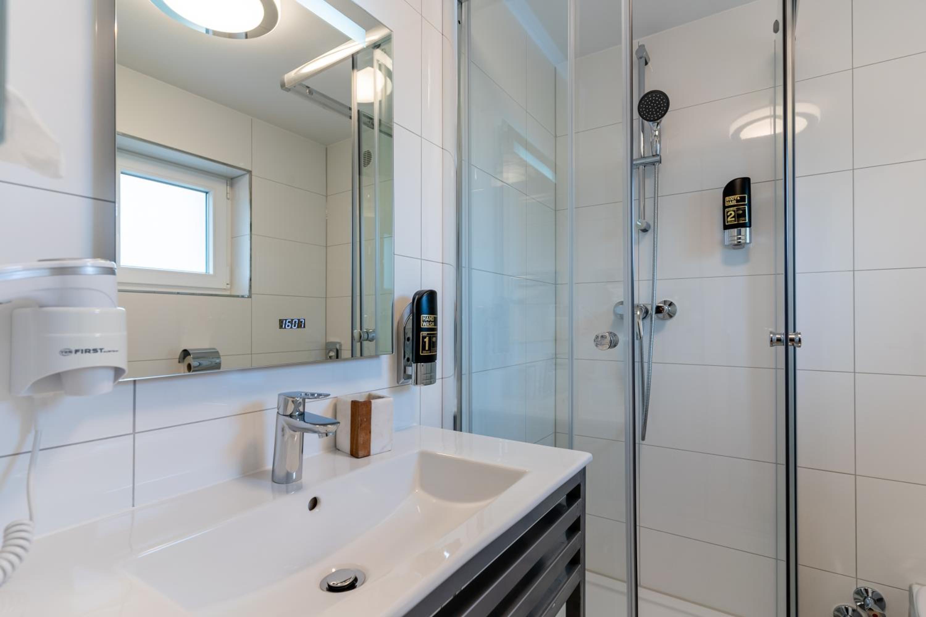 Standard Double Room - Photo 11