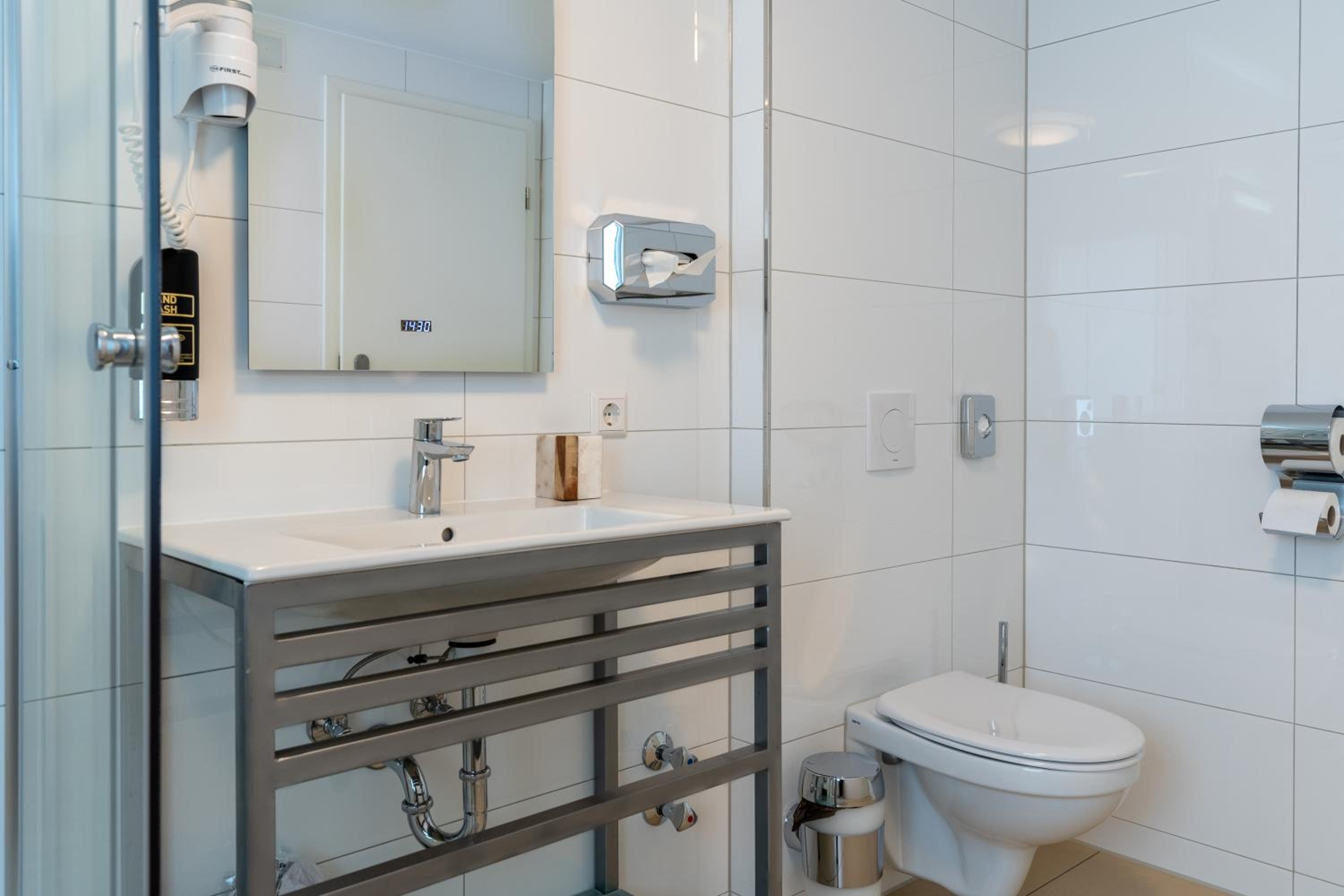 Standard Double Room - Photo 13