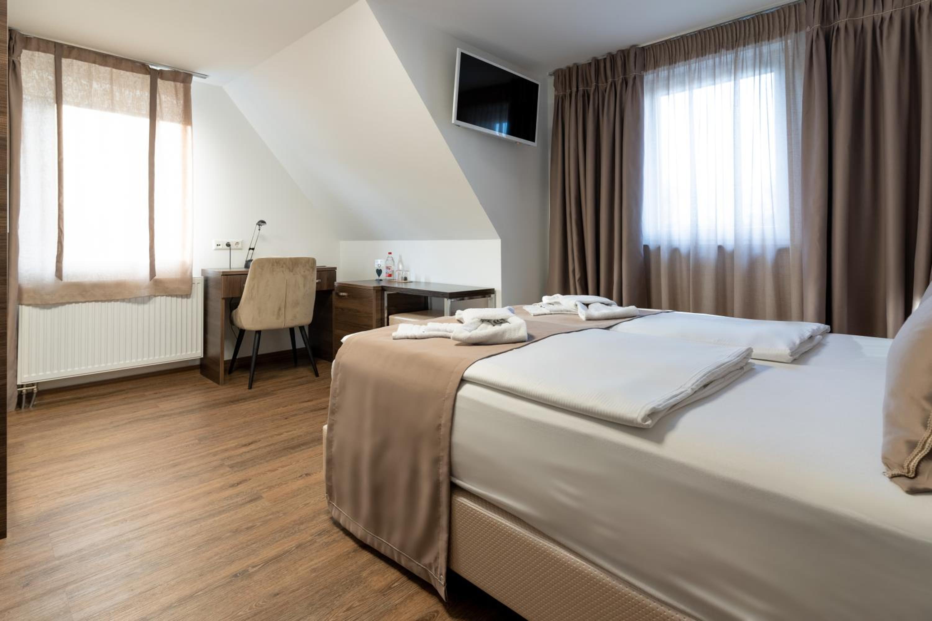 Standard Double Room - Photo 16
