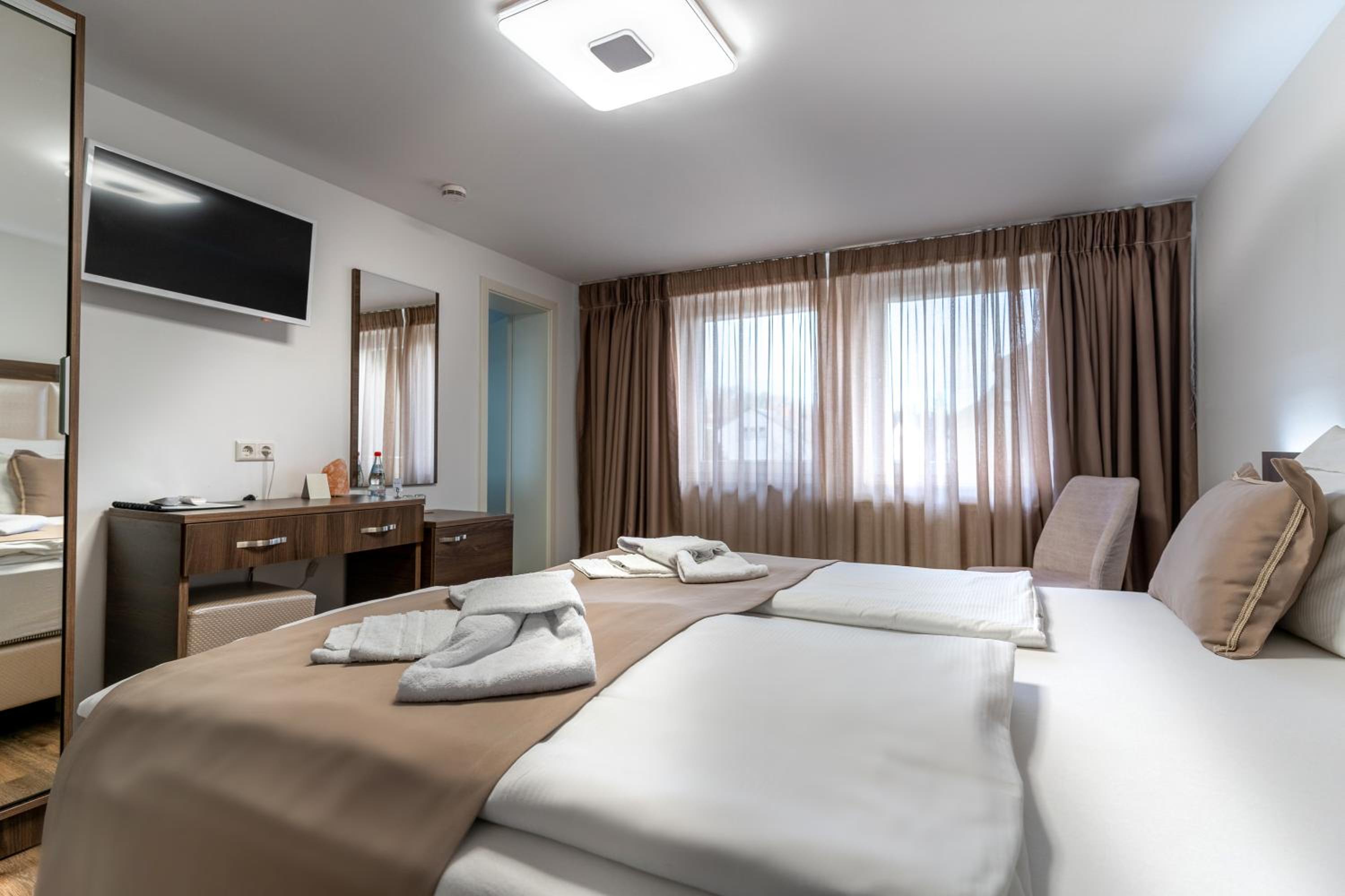 Deluxe Double Room - Photo 11