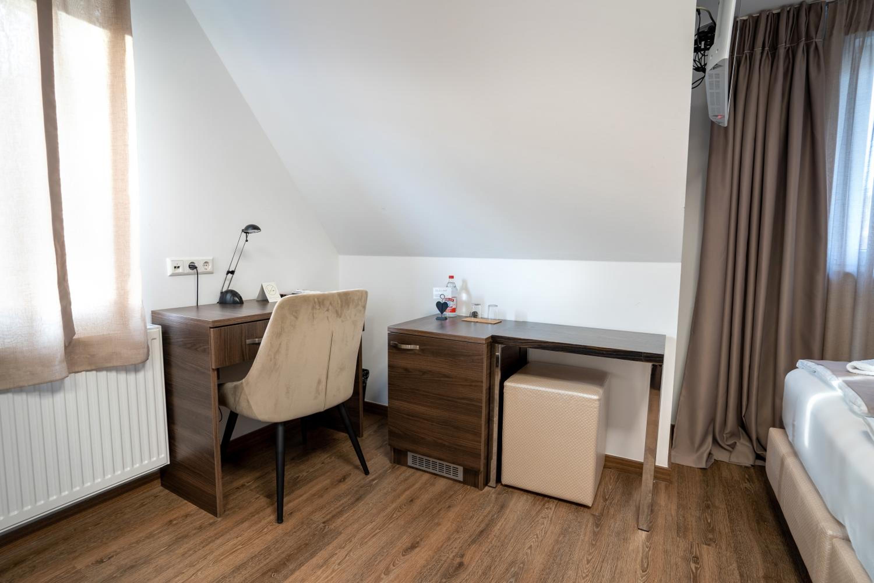 Standard Double Room - Photo 19
