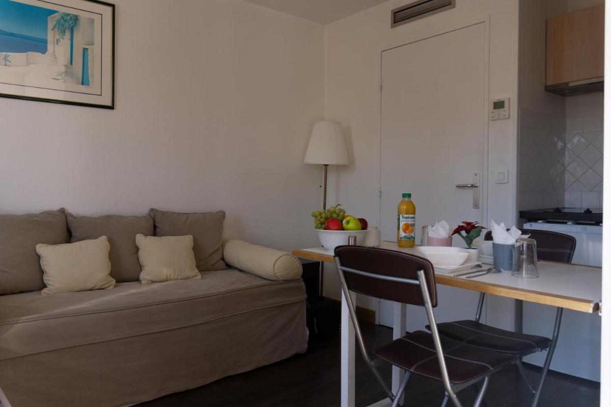 One-Bedroom Apartment photo 1