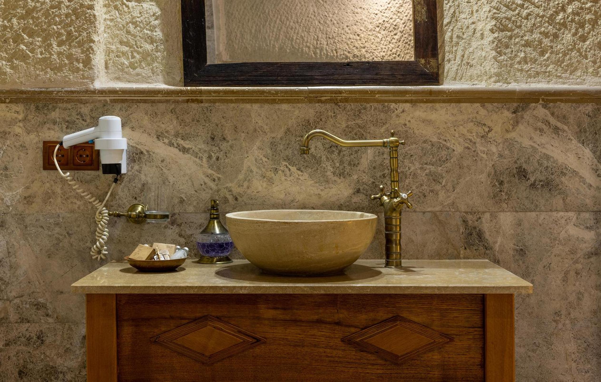Deluxe Suite with Spa Bath - Photo 19