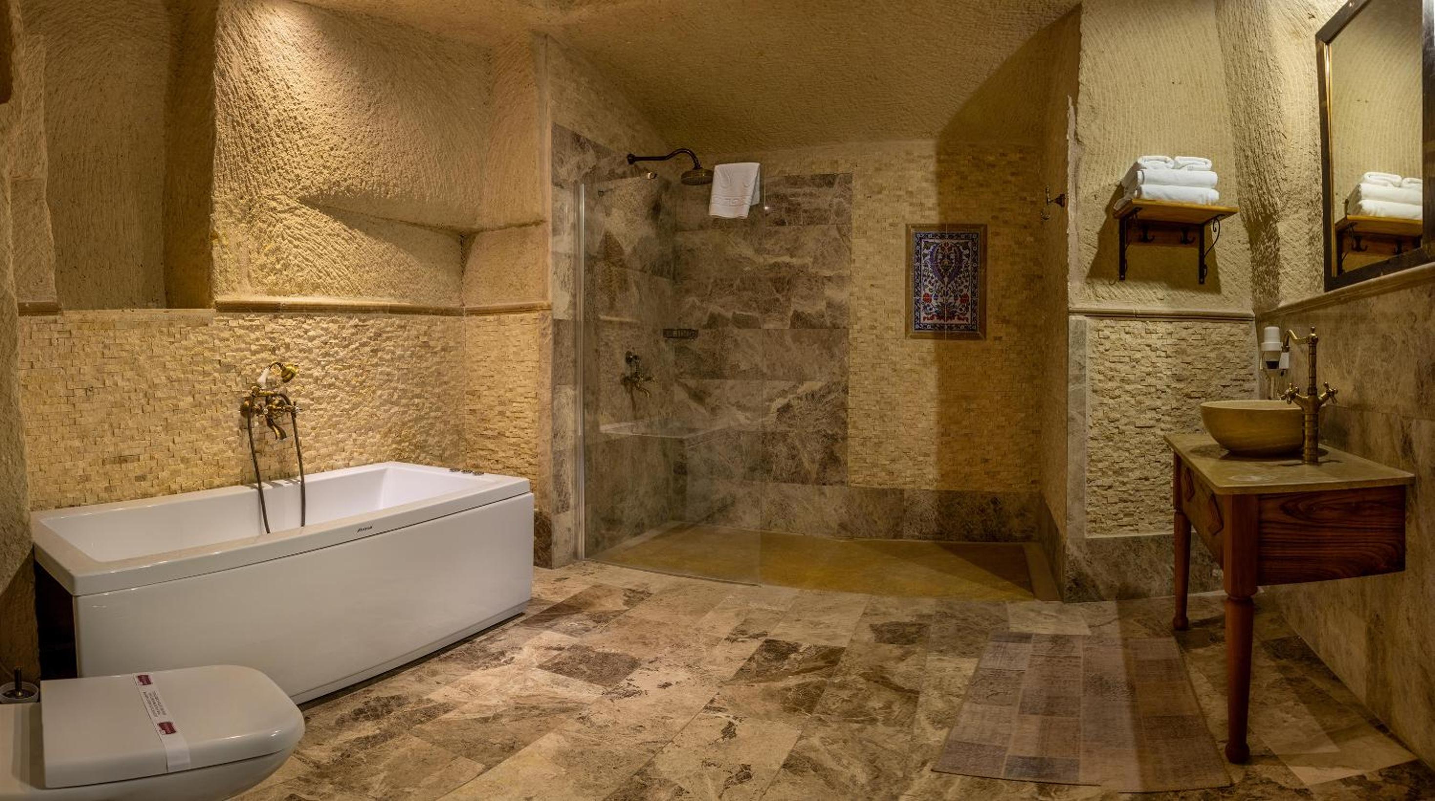 Deluxe Suite with Spa Bath - Photo 9