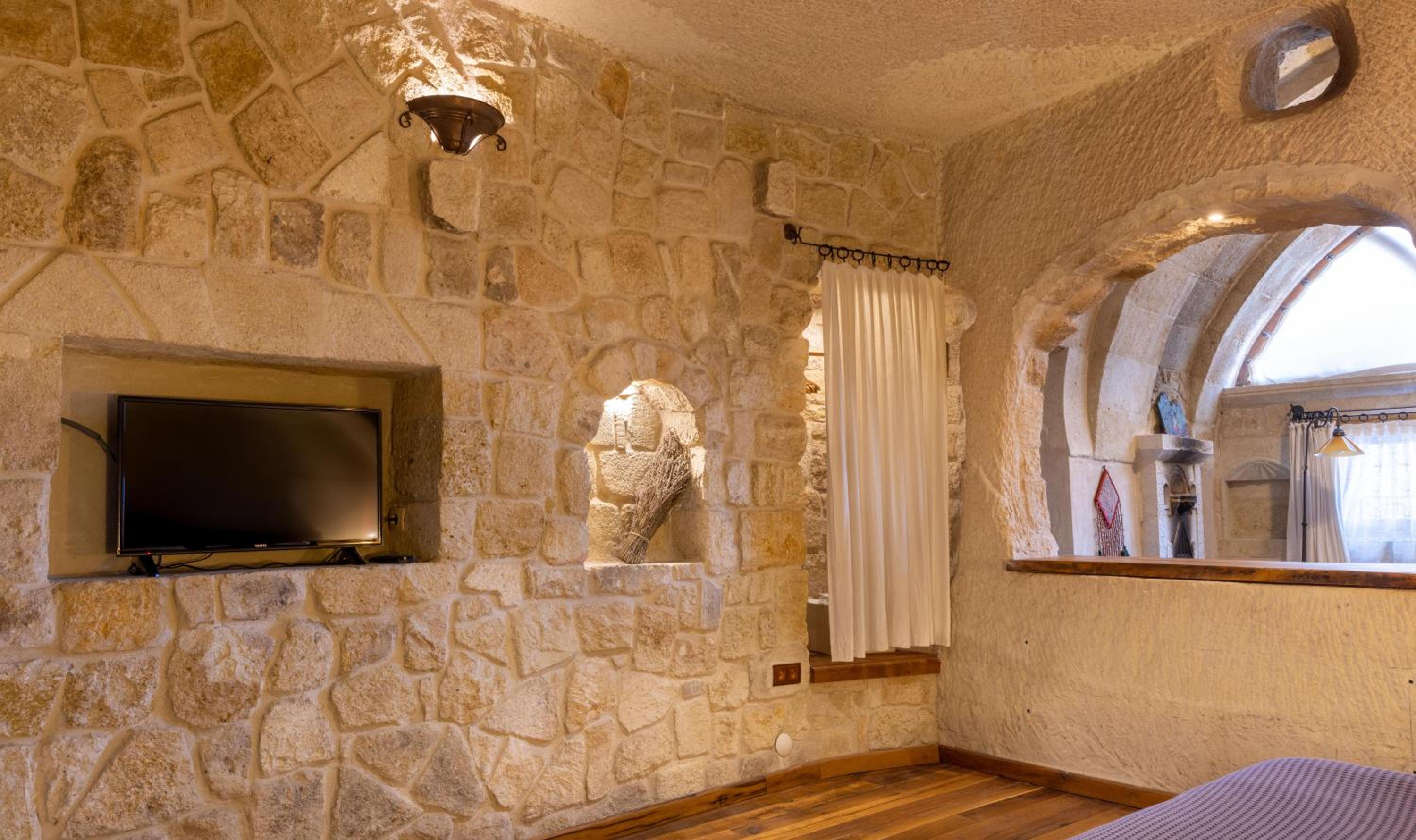 Deluxe Suite with Spa Bath - Photo 17