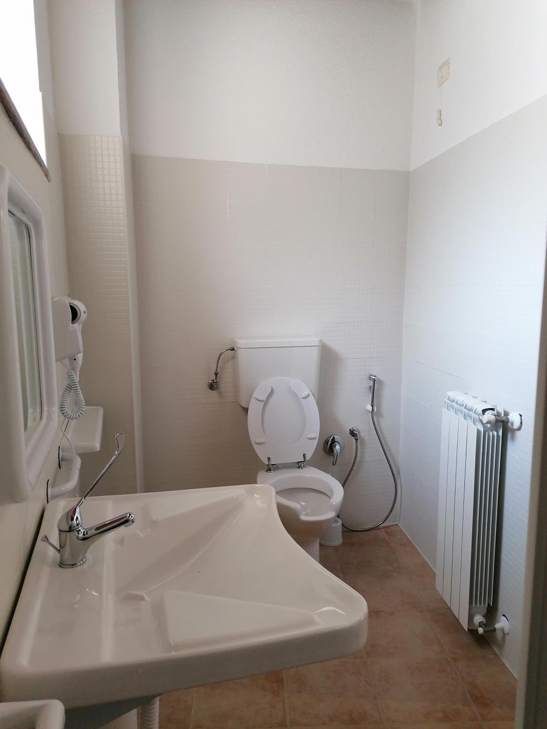 Double Room with Private Bathroom - Photo 2