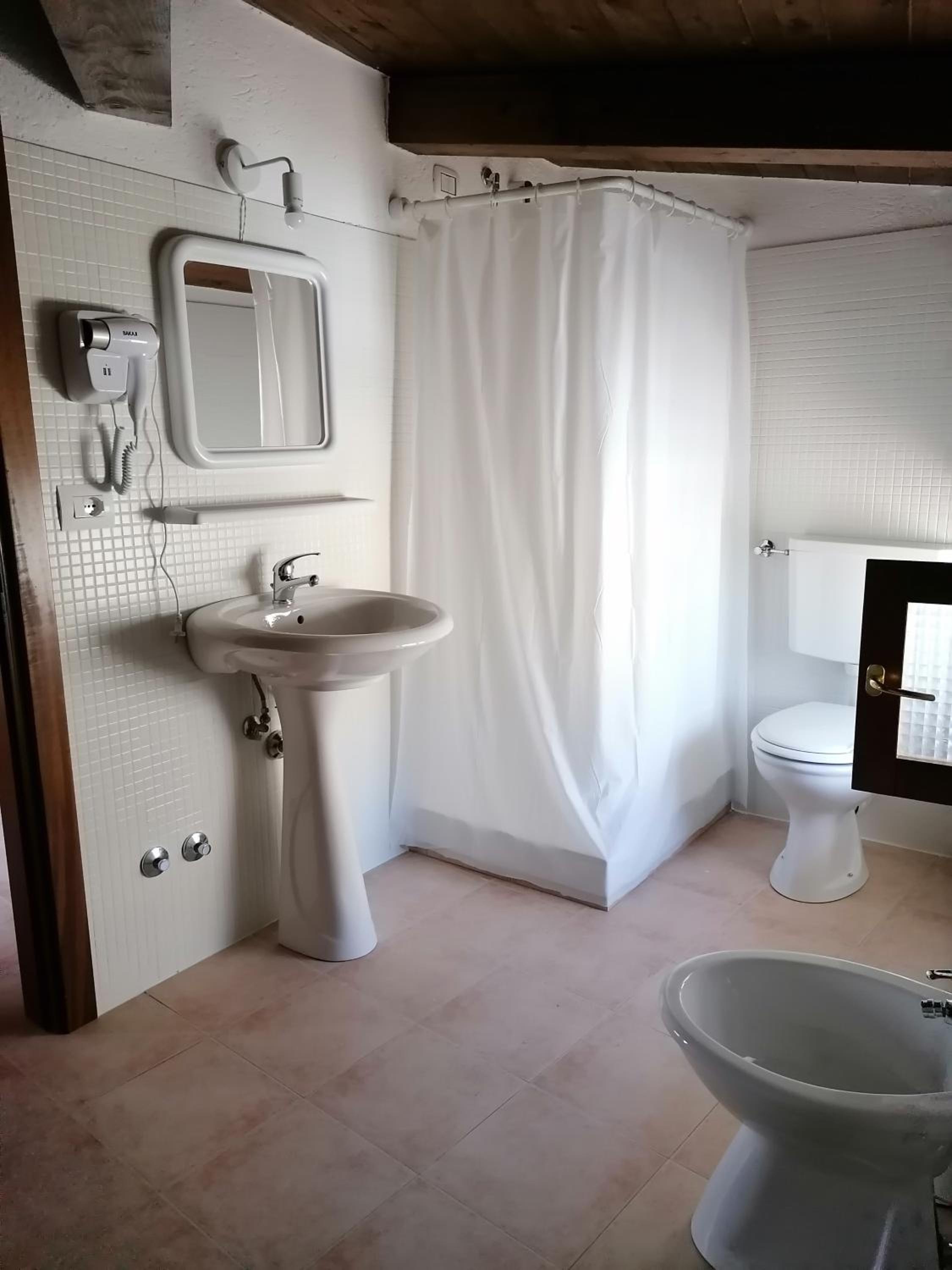 Double Room with Private Bathroom - Photo 3