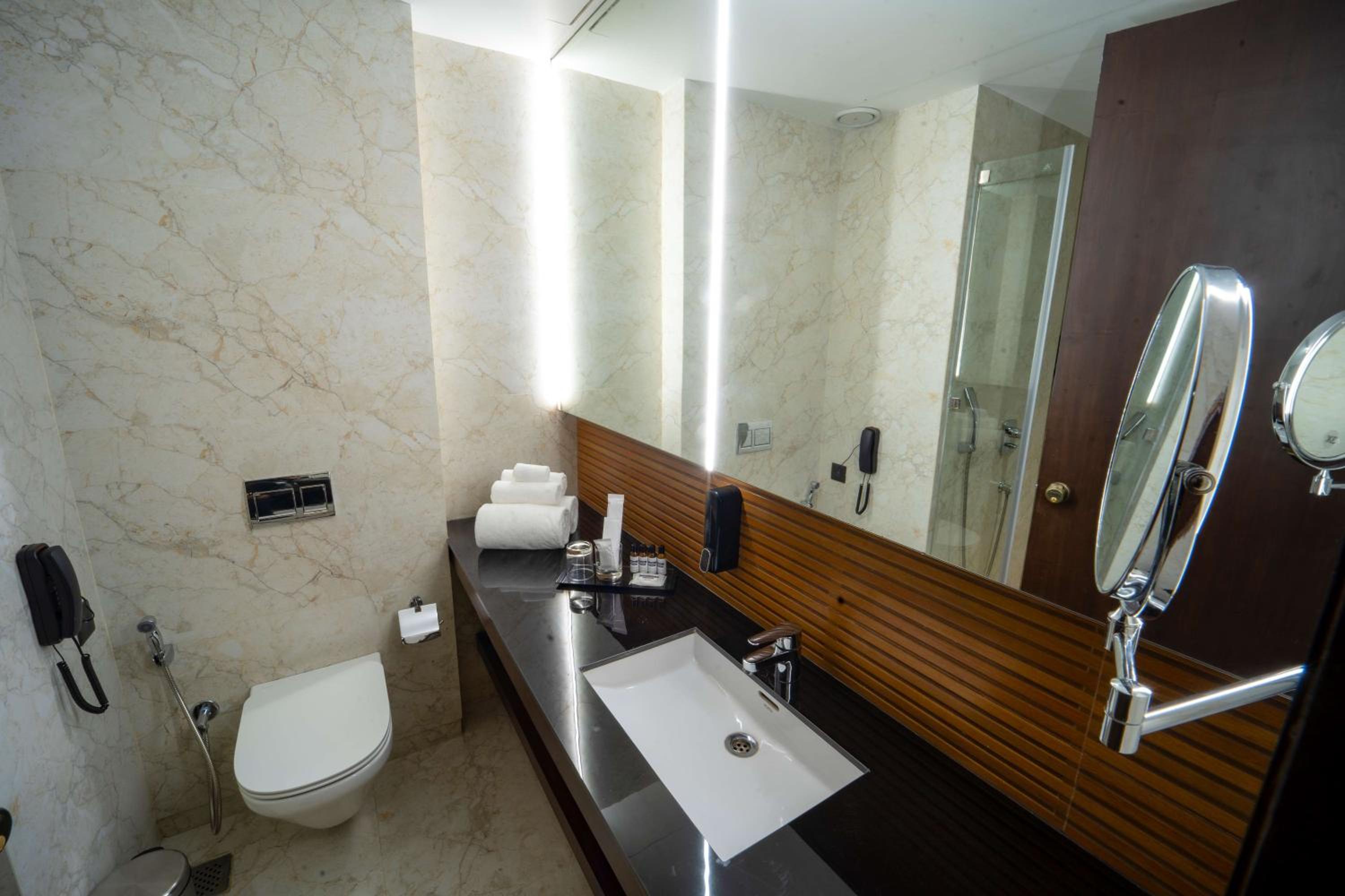 Deluxe King Room - Photo 8