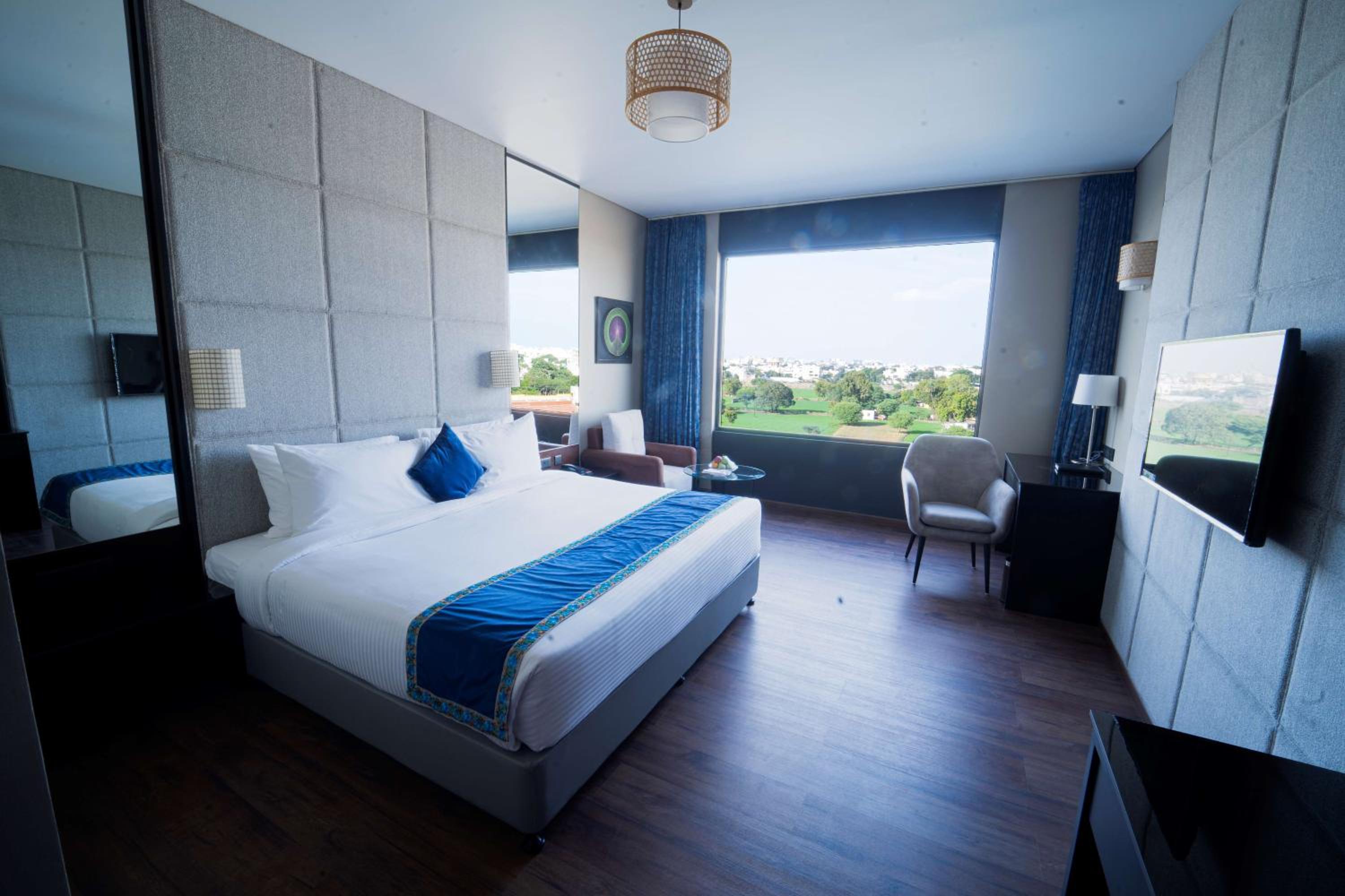 Deluxe King Room - Photo 9