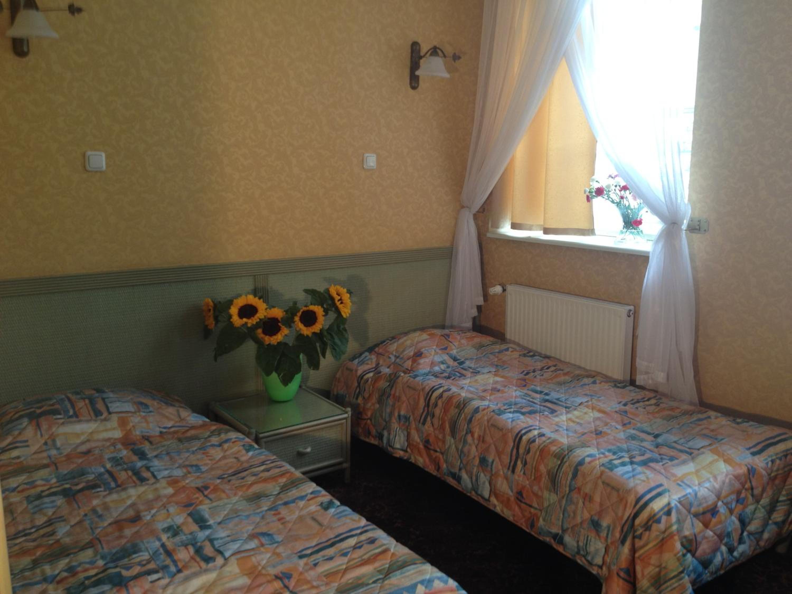 Twin Room with Bathroom - Photo 3