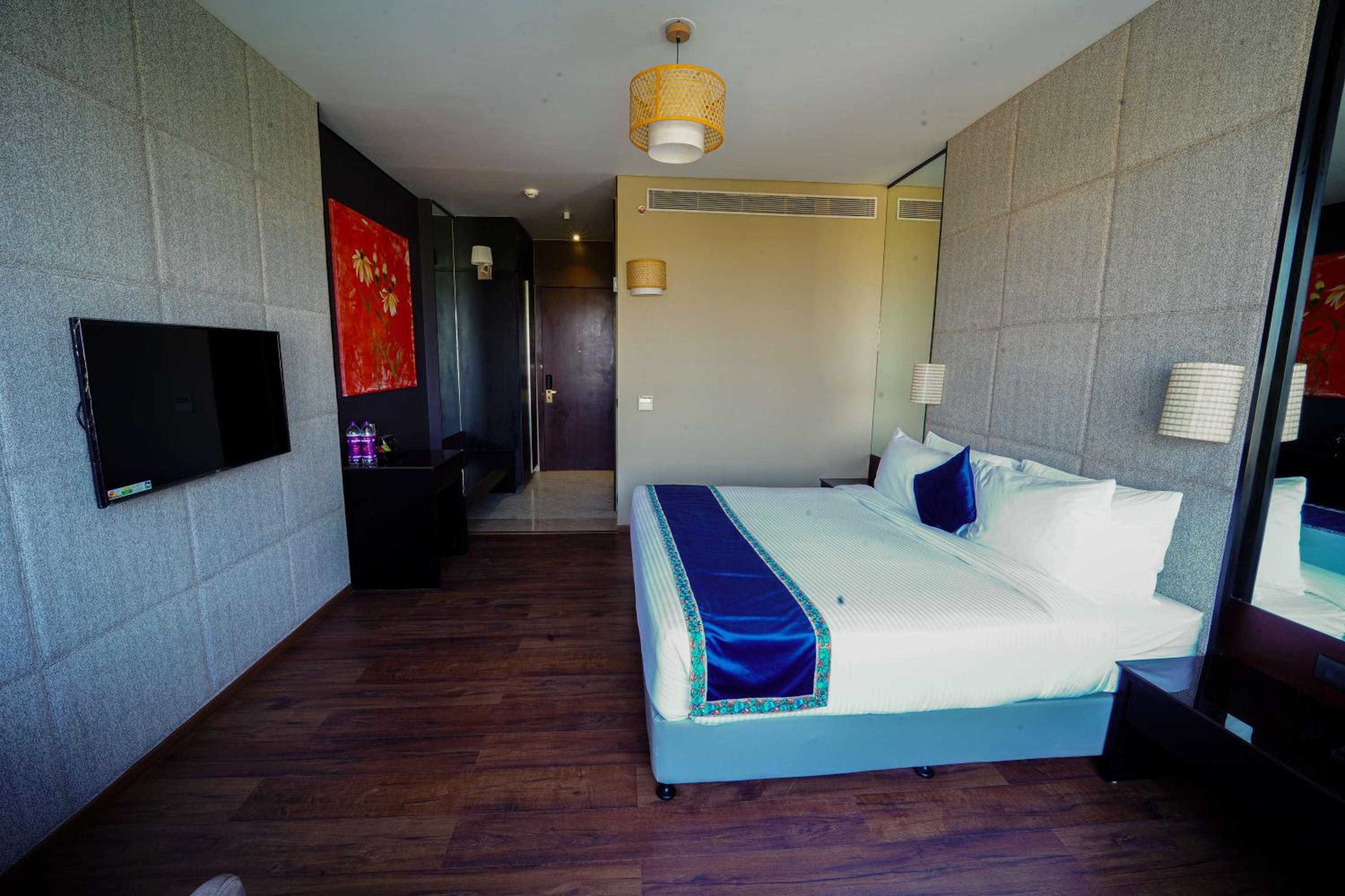 Deluxe King Room - Photo 7