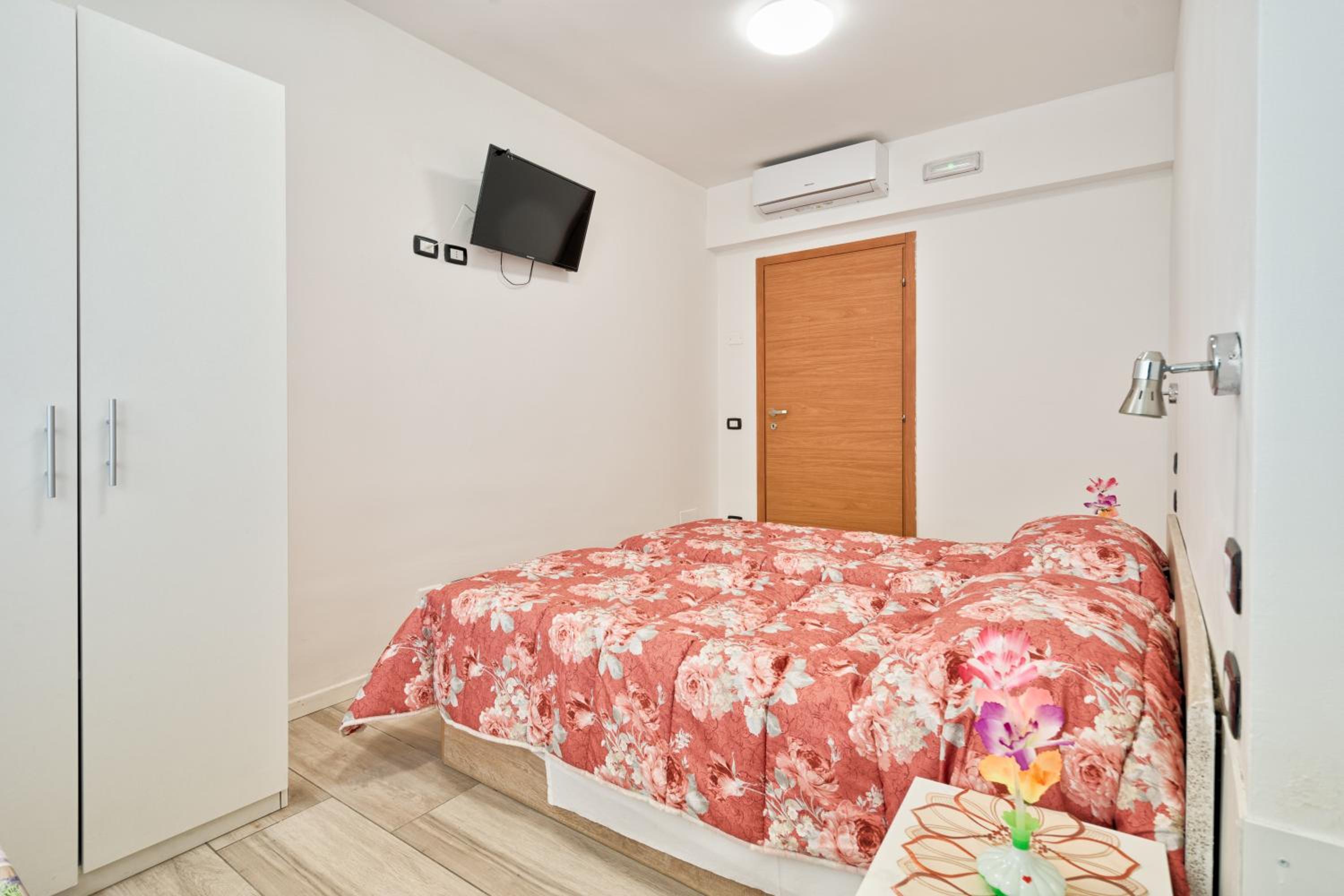 Twin Room With Private Bathroom photo 1