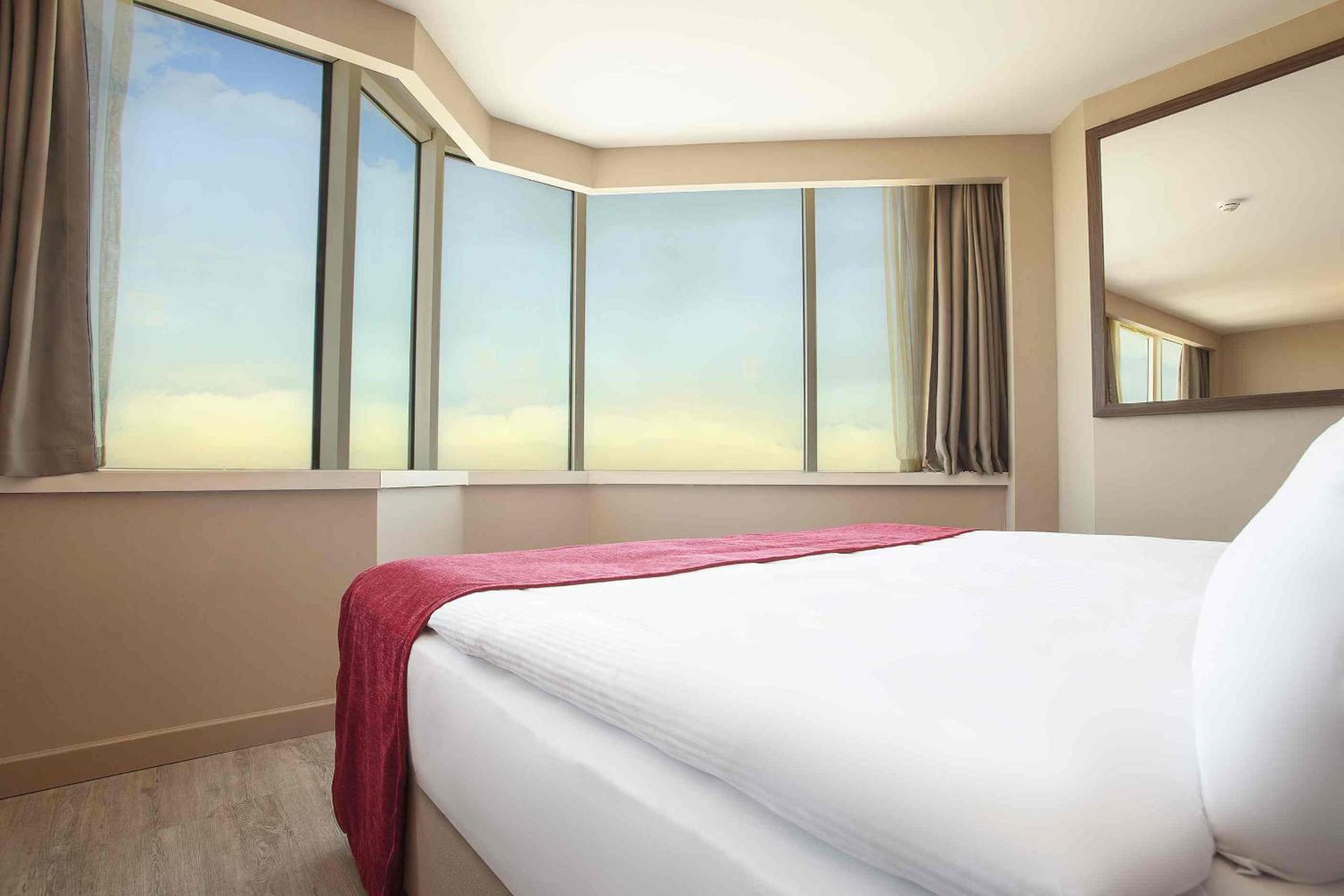Business Corner Room with Seaview