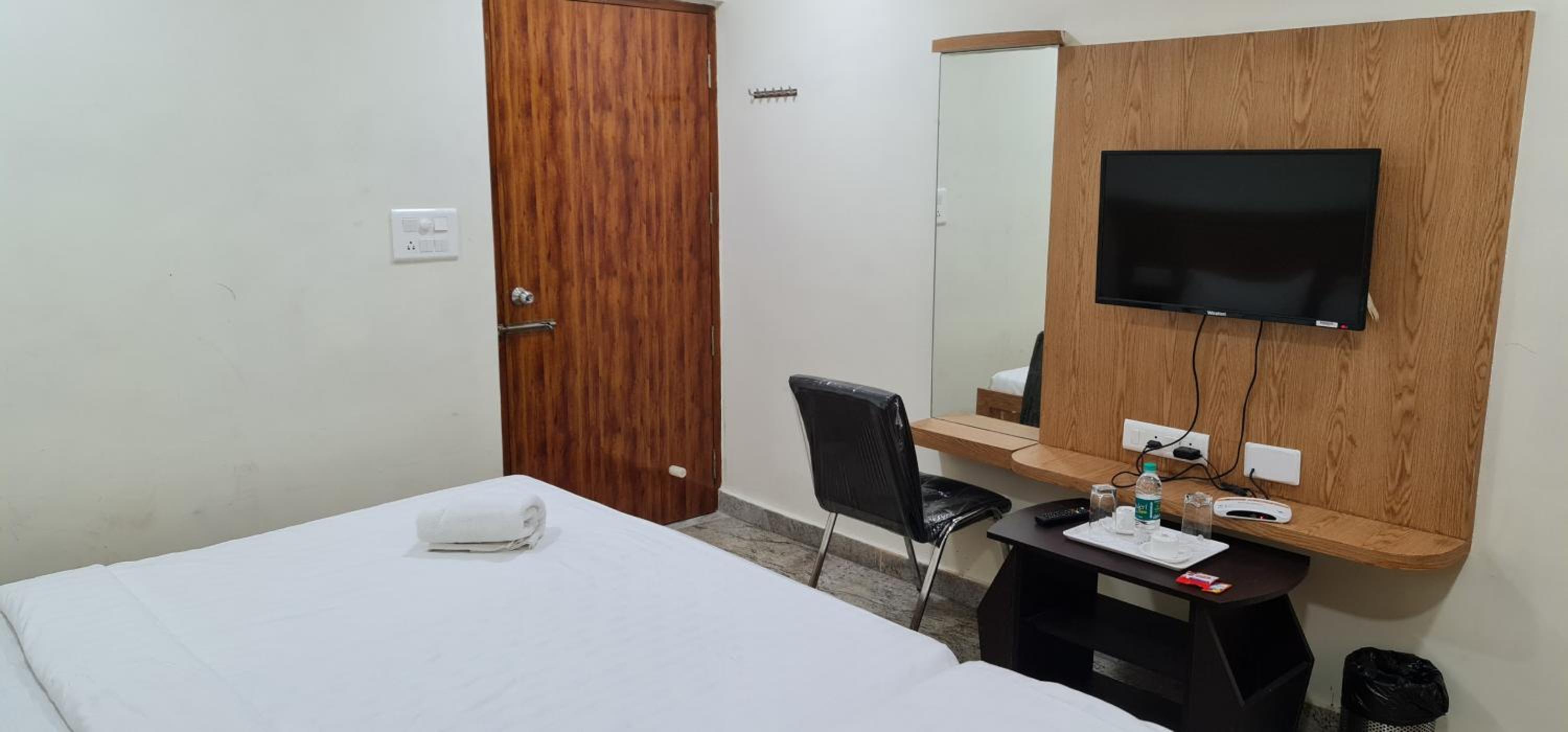 Deluxe Double Room - Photo 13