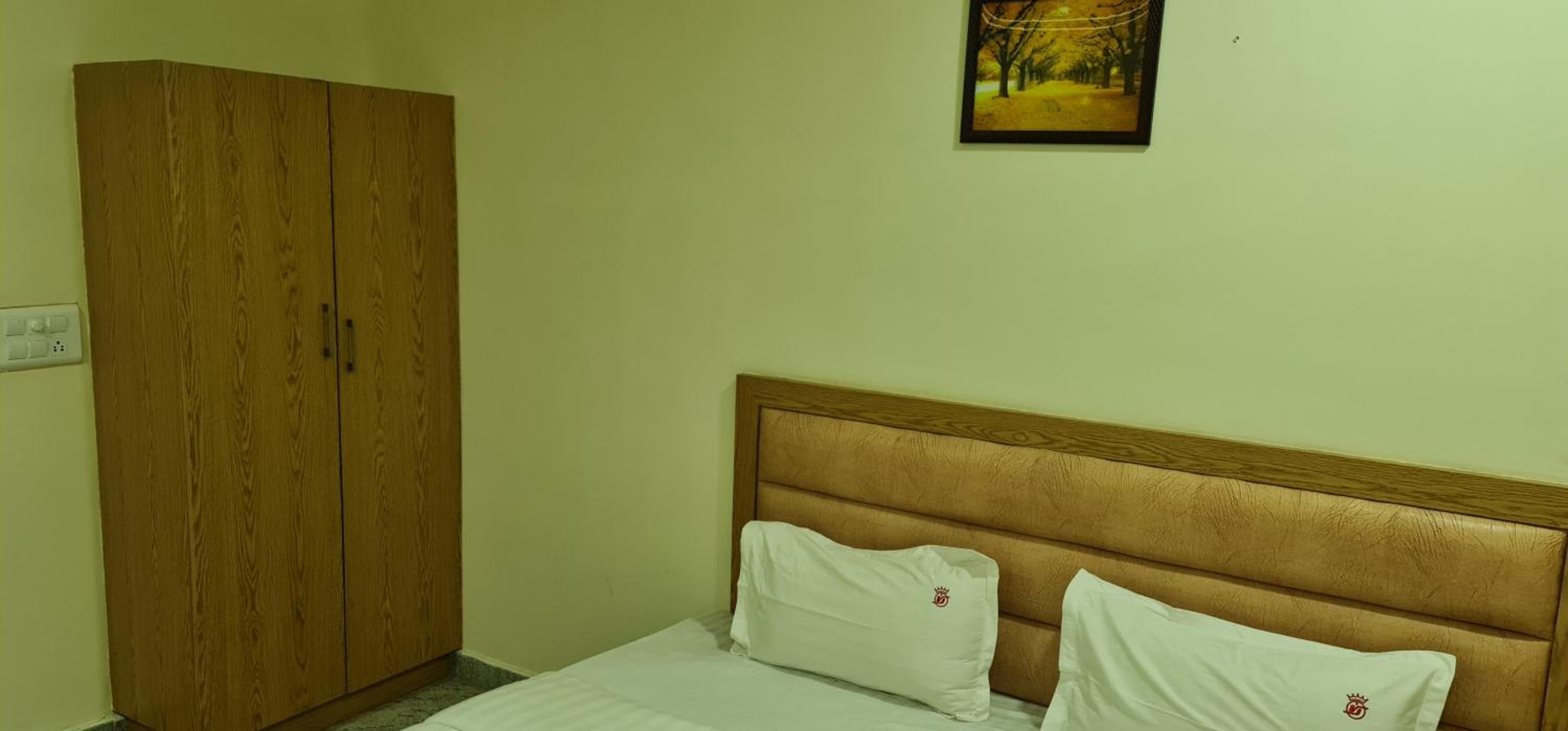 Standard Double Room - Photo 11