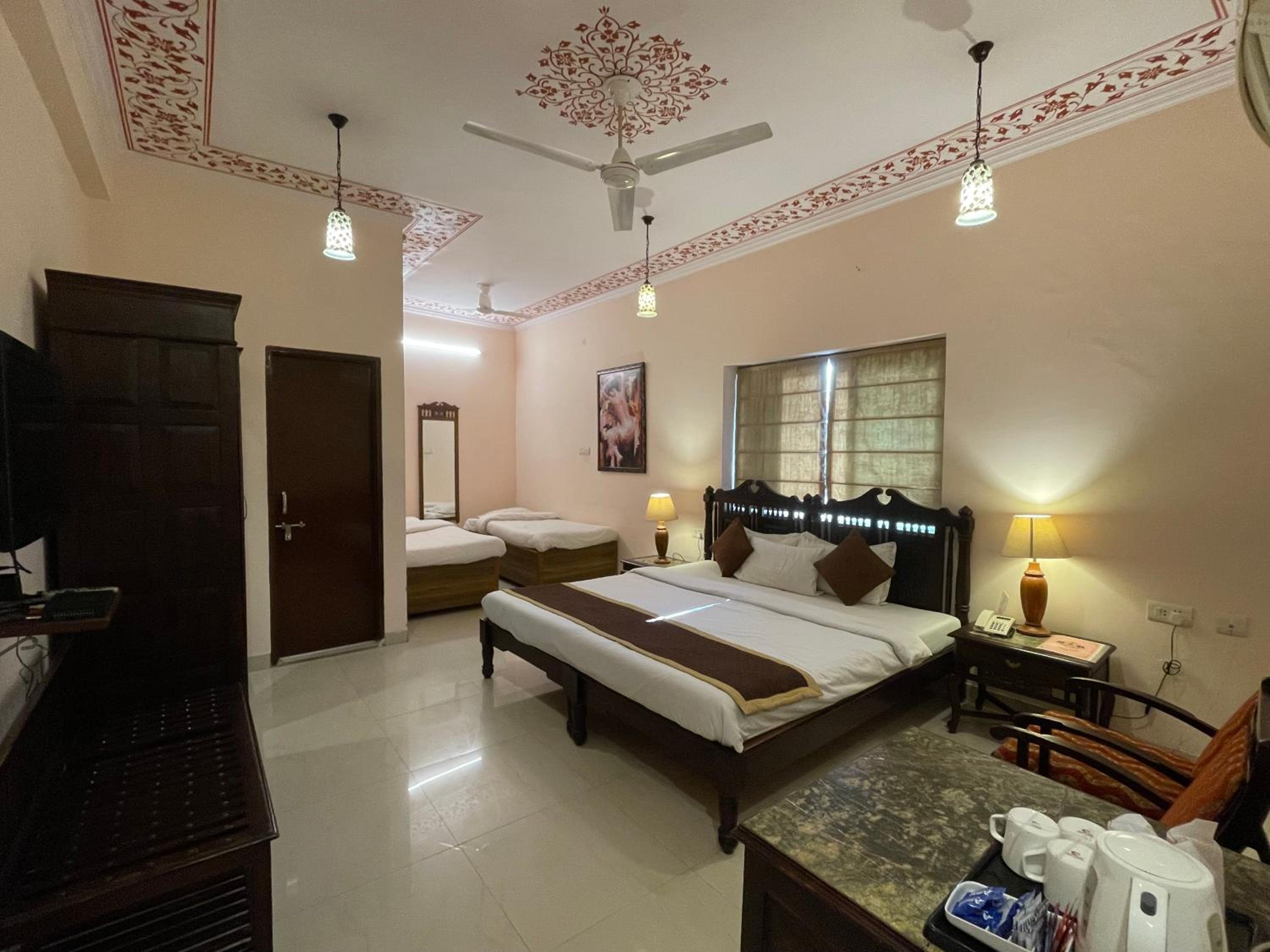 Classic Quadruple Room -  Includes free pickup from airport/ train station / bus station via tuk-tuk, & a dedicated travel desk to assist with local sightseeing tours, intercity travel arrangements & activities. - Photo 9