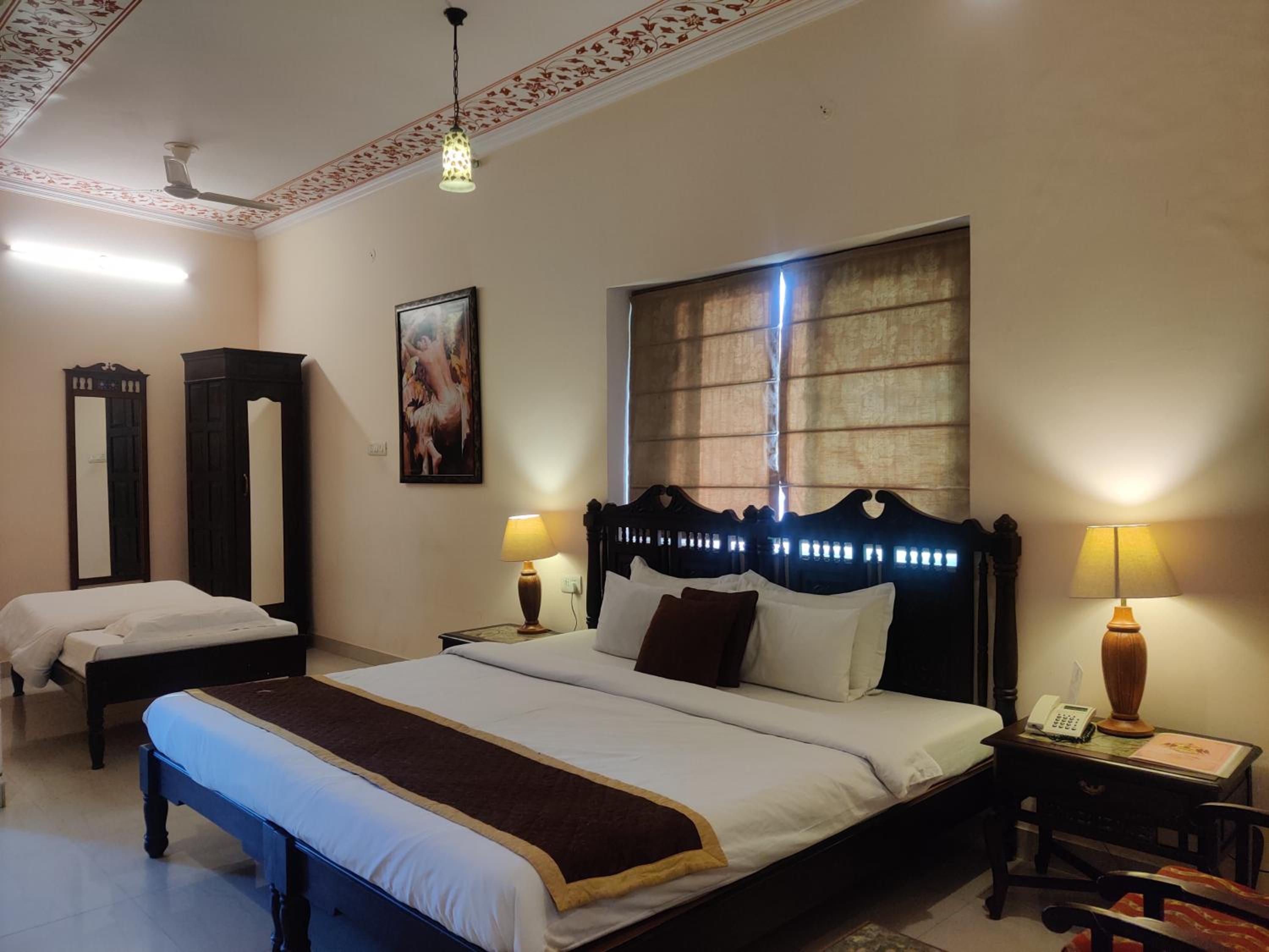 Deluxe Triple Room - Includes free pickup from airport/ train station / bus station via tuk-tuk, & a dedicated travel desk to assist with local sightseeing tours, intercity travel arrangements & activities. - Photo 1