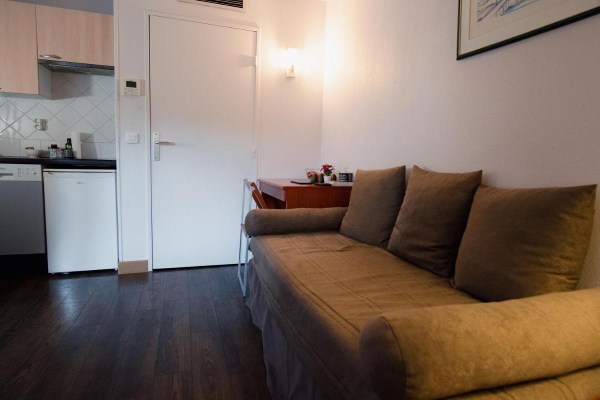 One-Bedroom Apartment photo 2