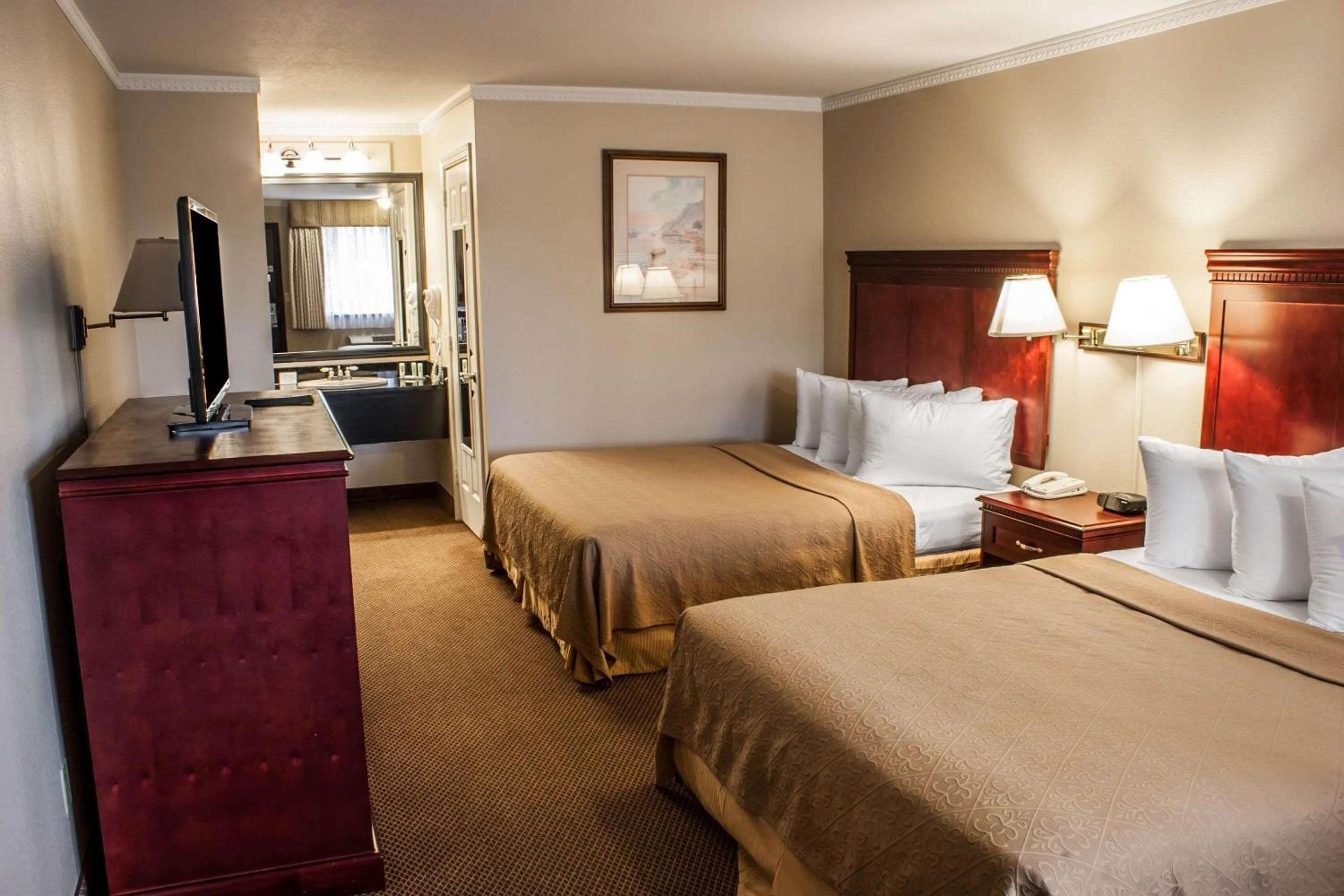 Queen Room with Two Queen Beds - Smoking