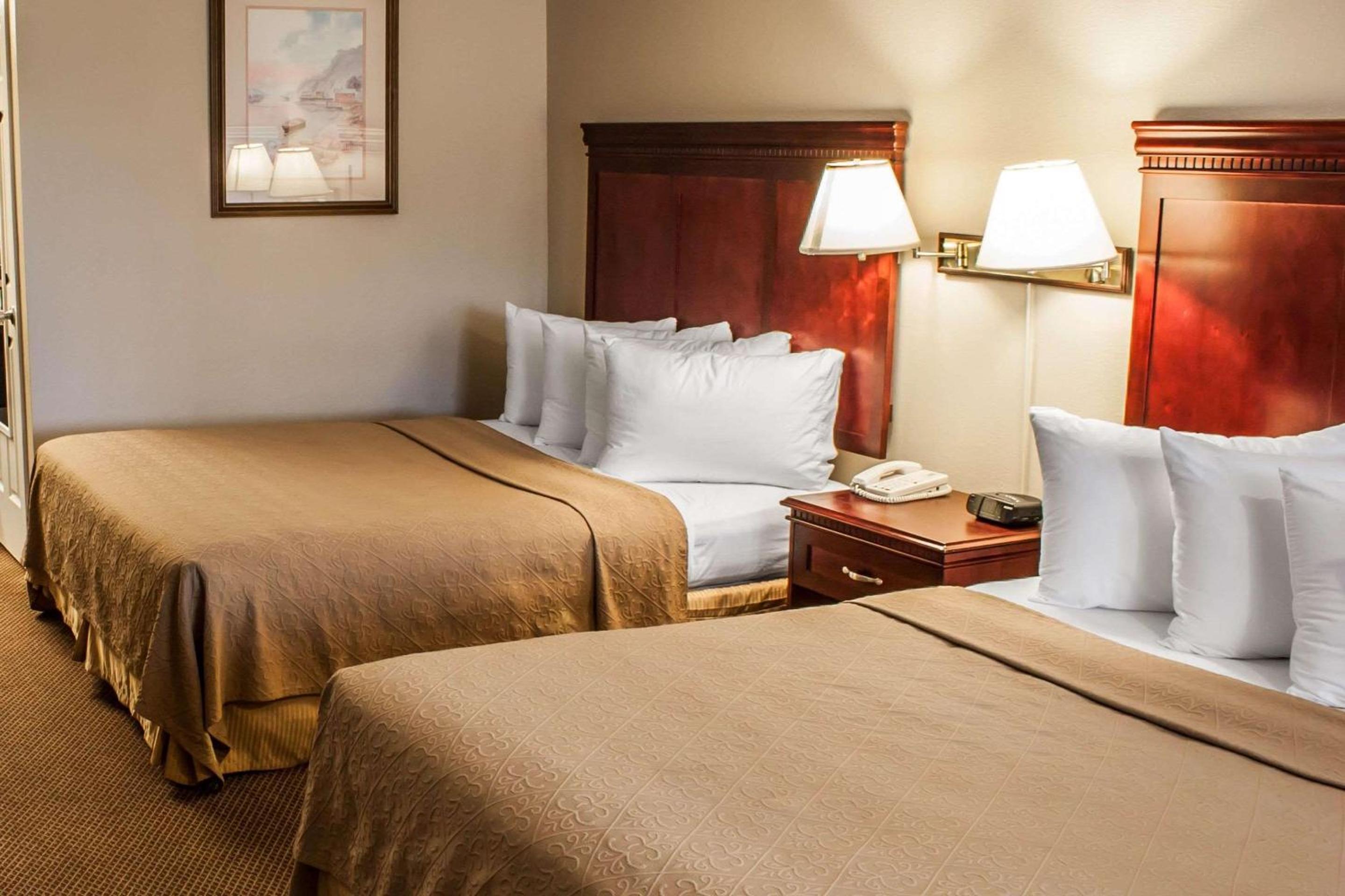 Queen Room with Two Queen Beds - Non-Smoking - Photo 1