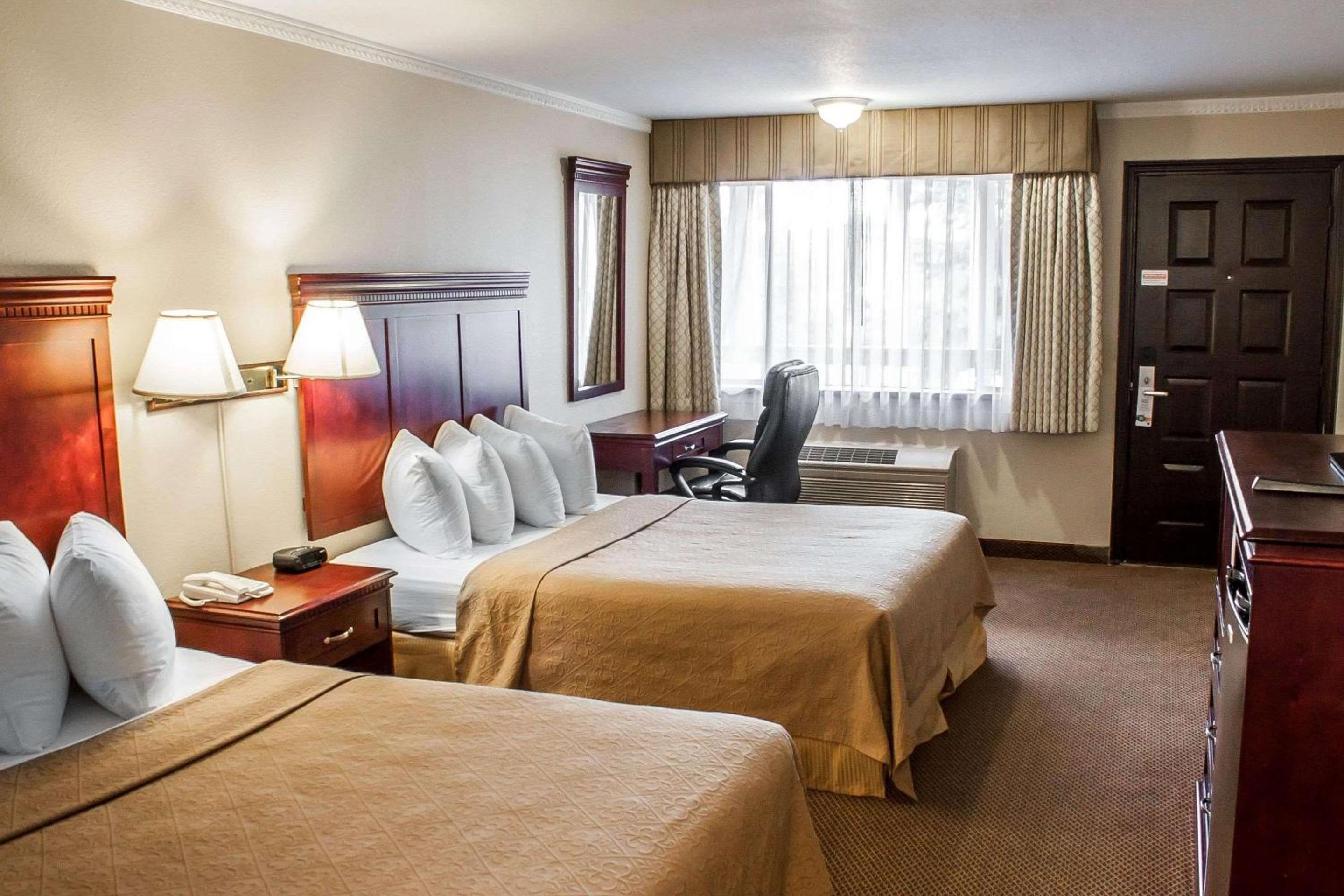 Queen Room with Two Queen Beds - Non-Smoking - Photo 2