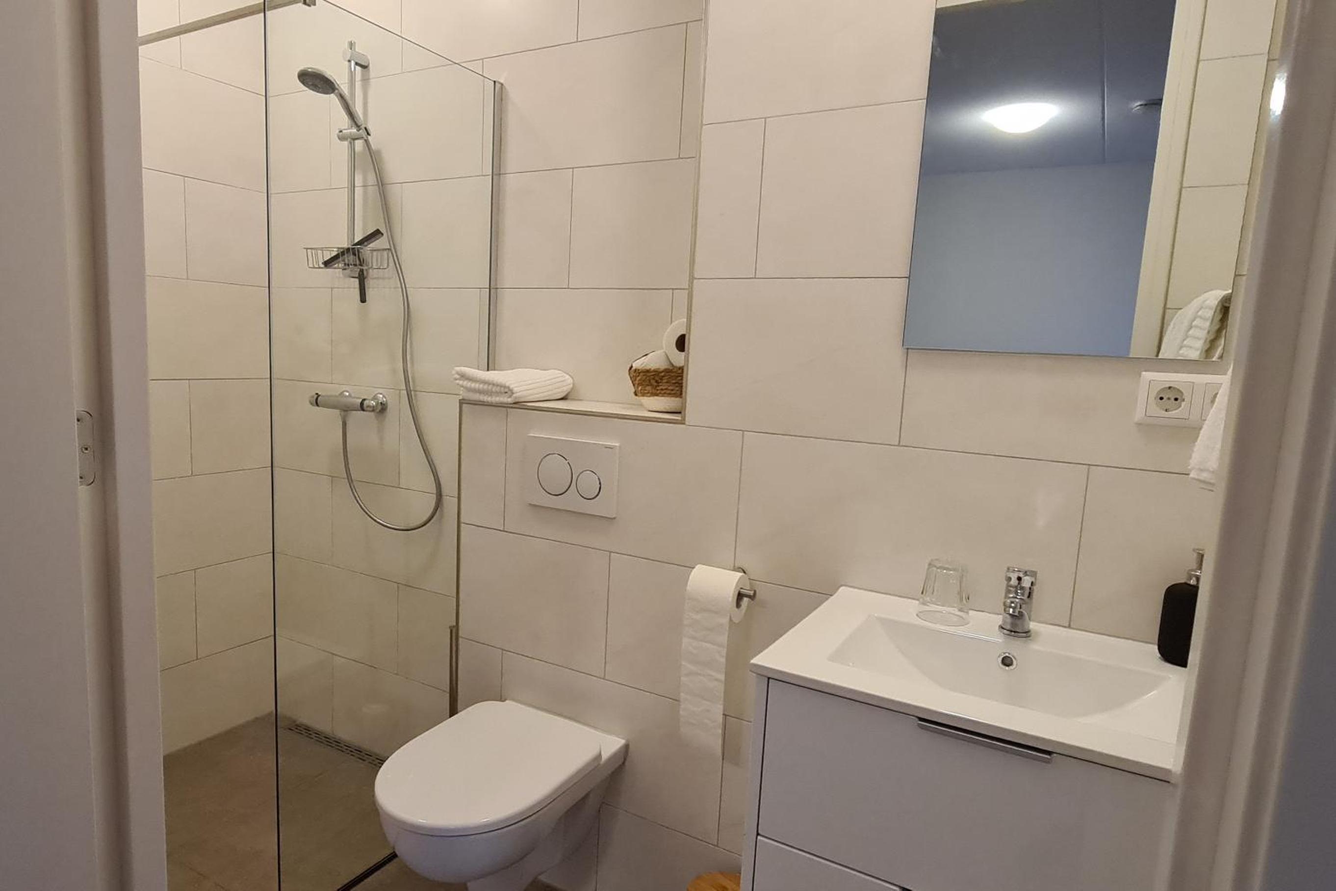 Quadruple Room with Private Bathroom - Photo 3