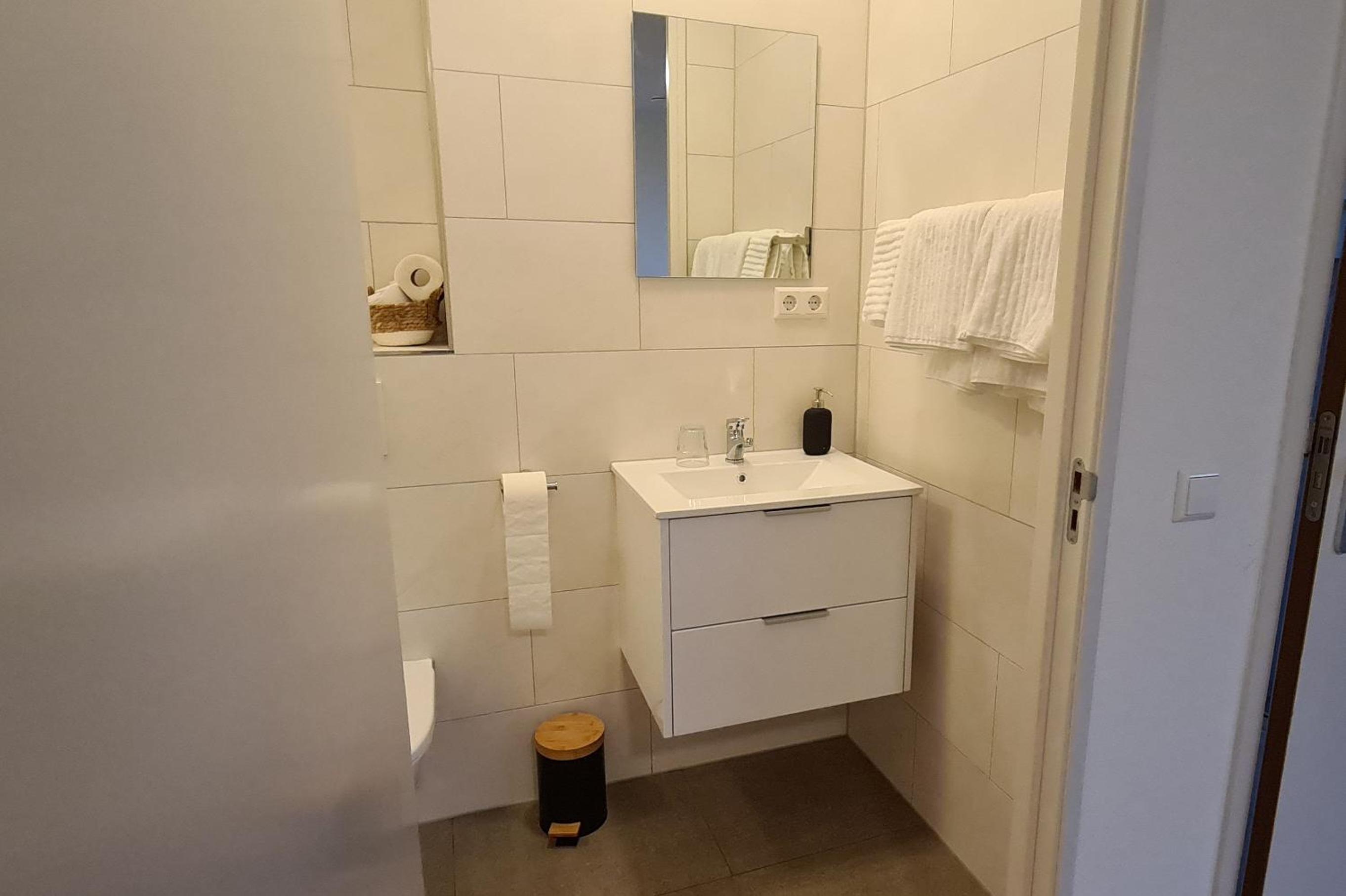 Quadruple Room with Private Bathroom - Photo 6
