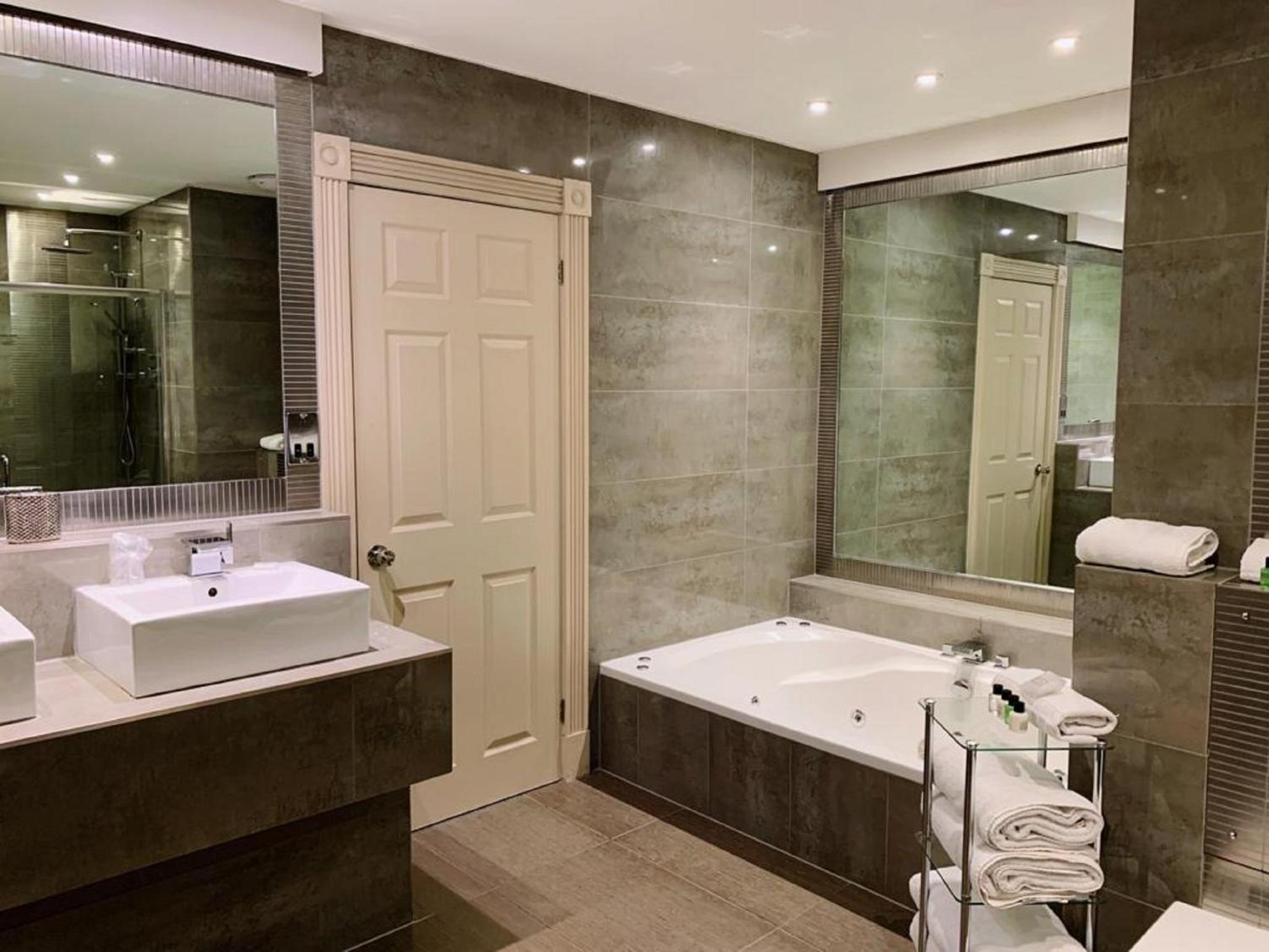 Cliff Suite - Photo 4