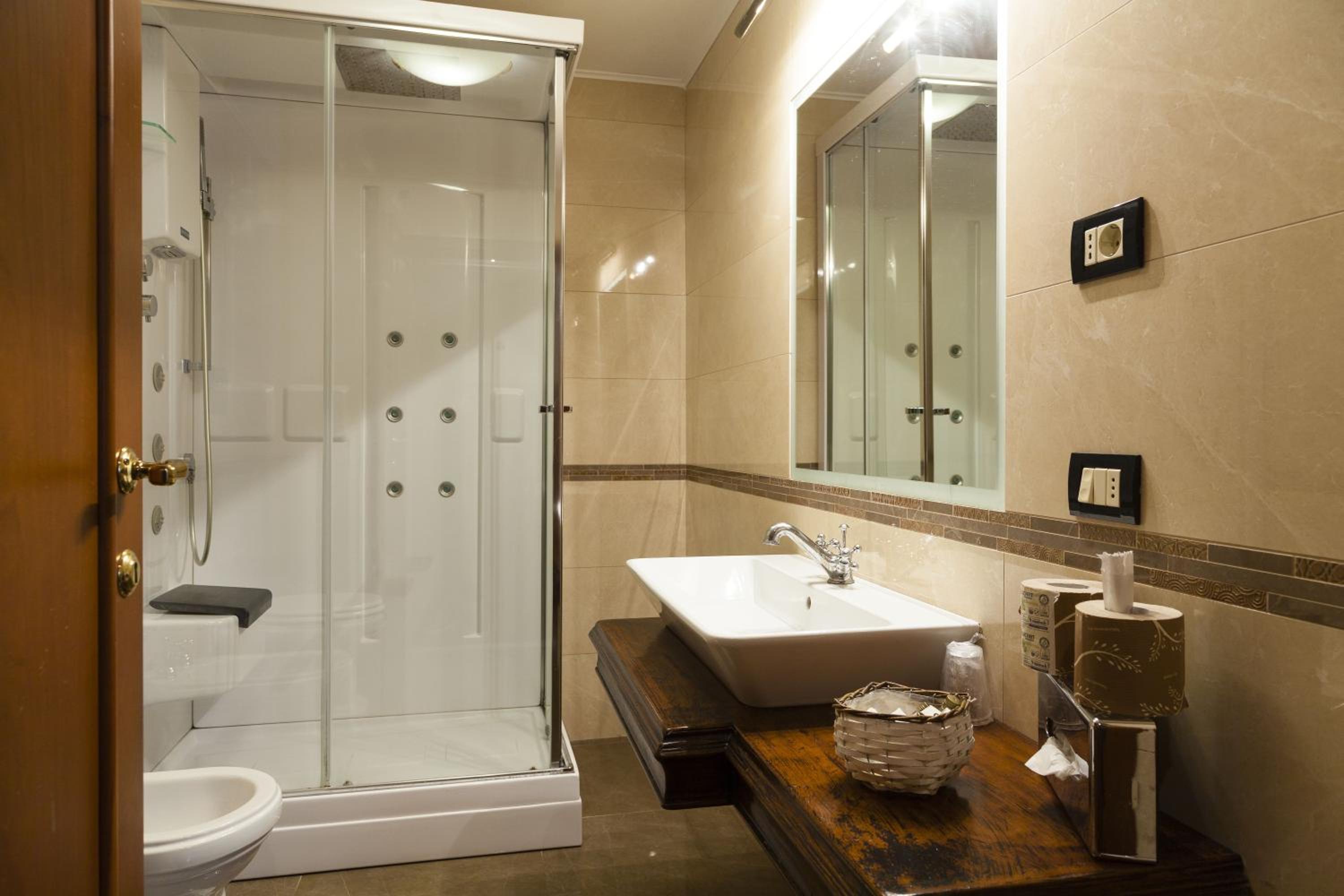 Deluxe Double Room - Photo 25