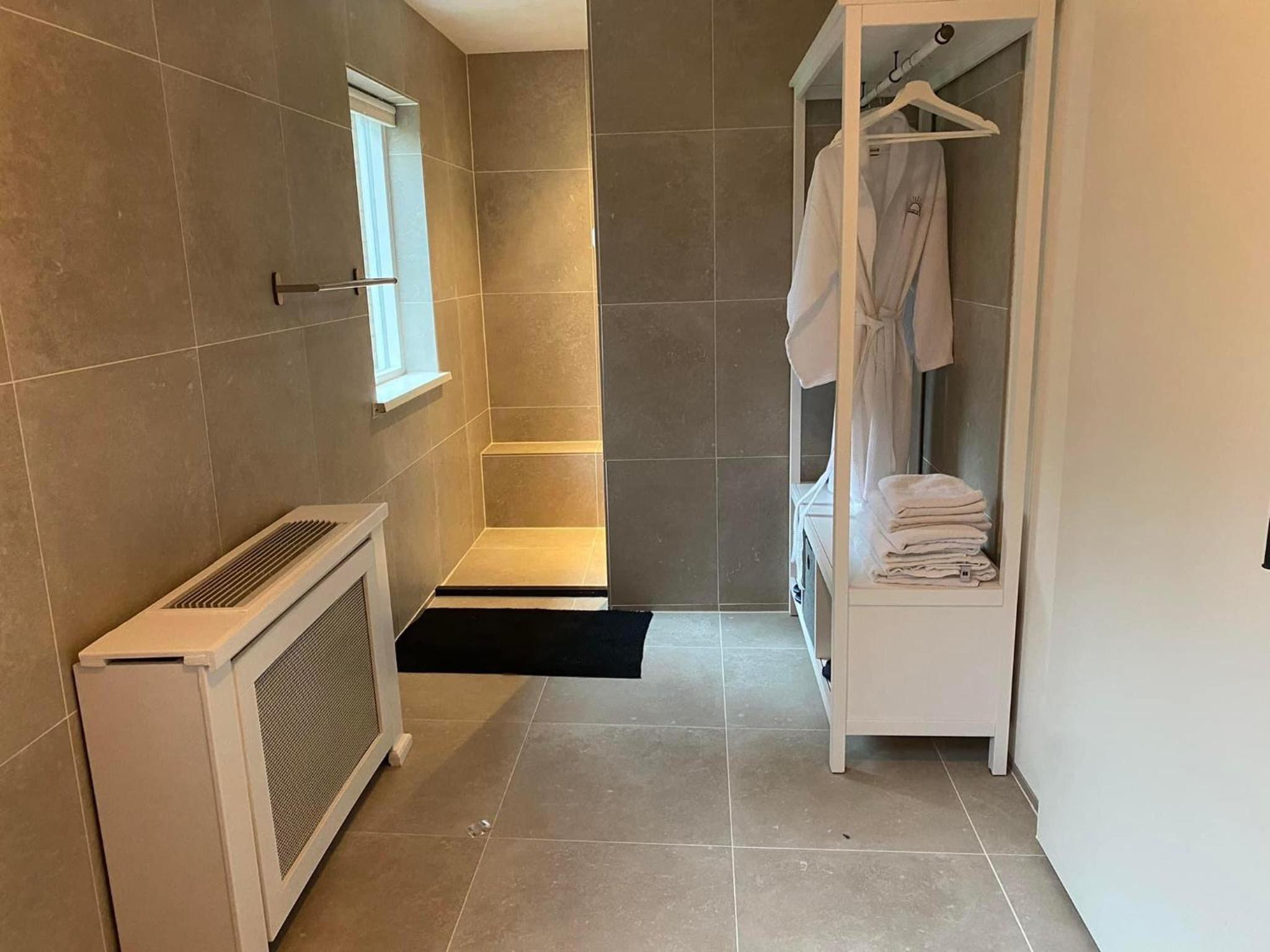 Double Room with Private Bathroom - Photo 14