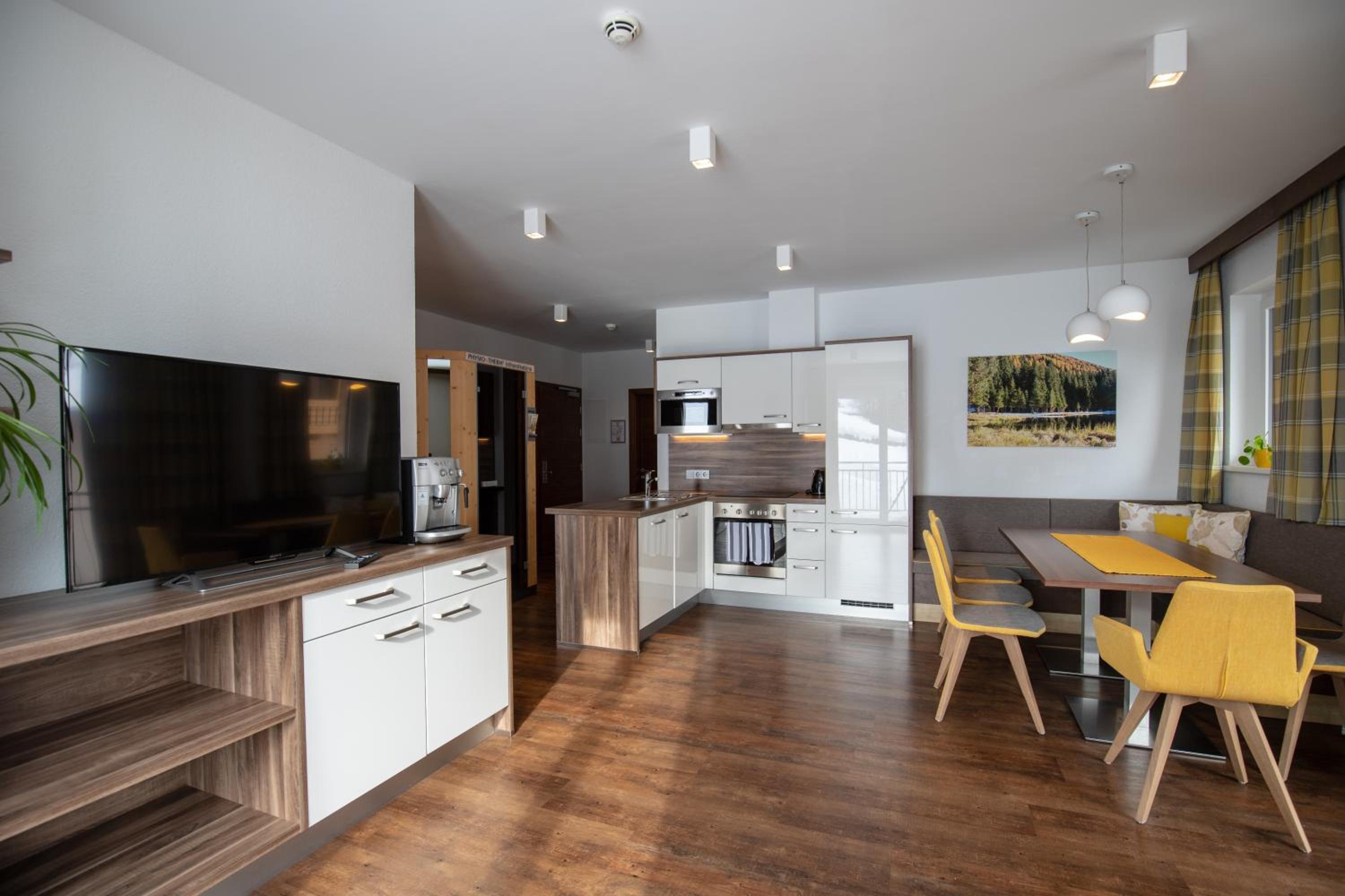 Three-Bedroom Apartment with Balcony photo 3