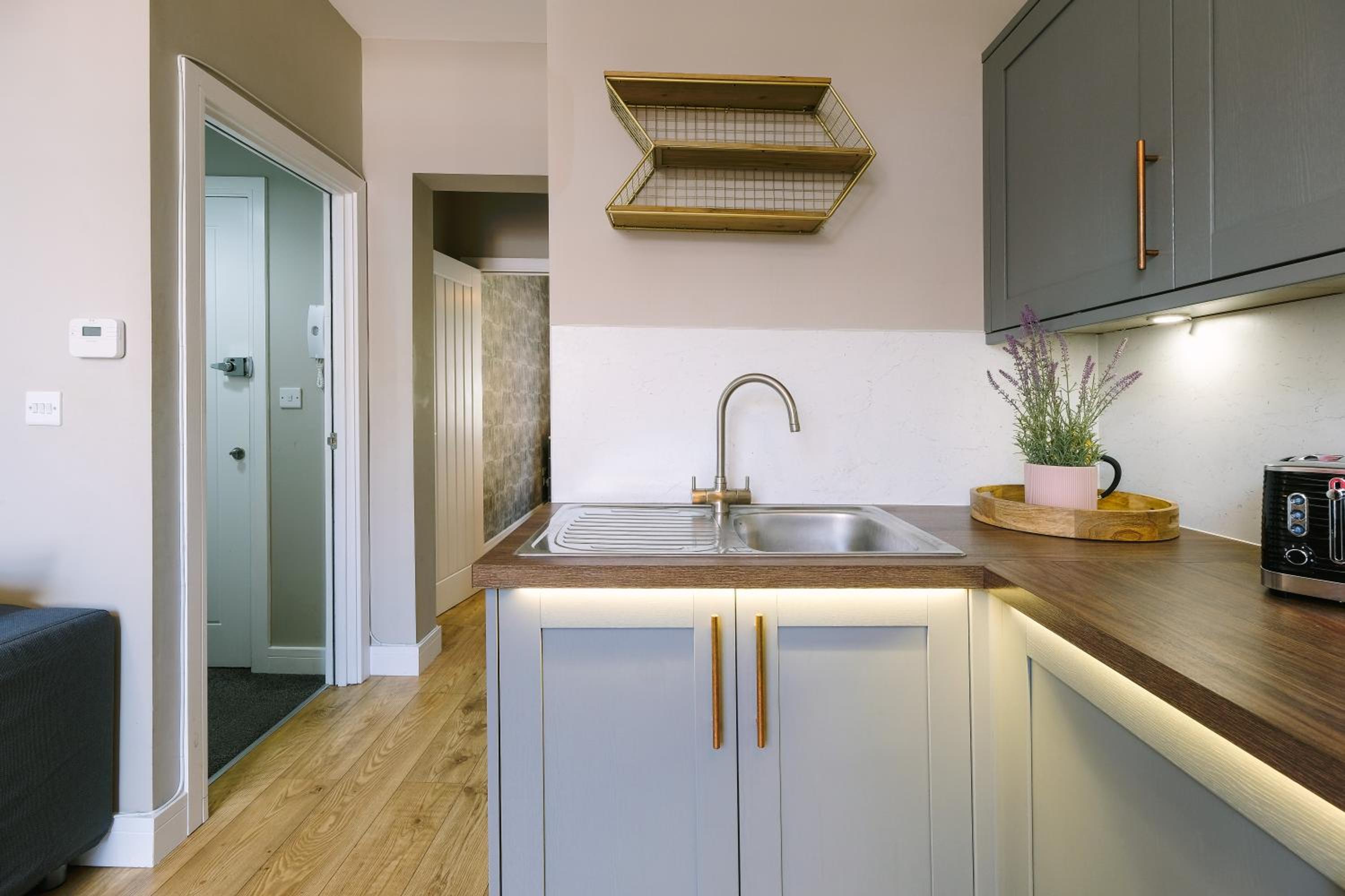 One-Bedroom Apartment - Photo 2