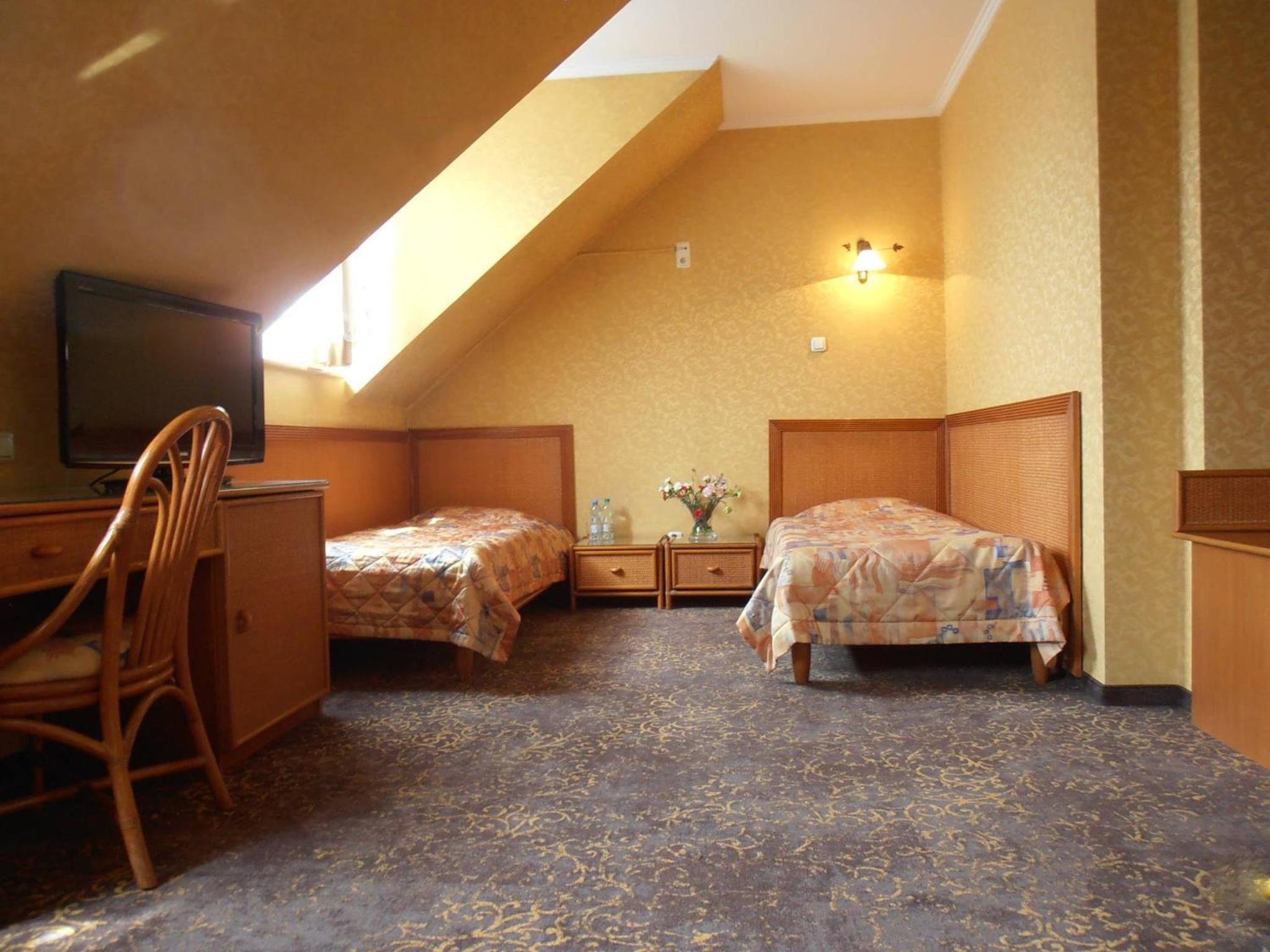 Twin Room with Bathroom - Photo 1