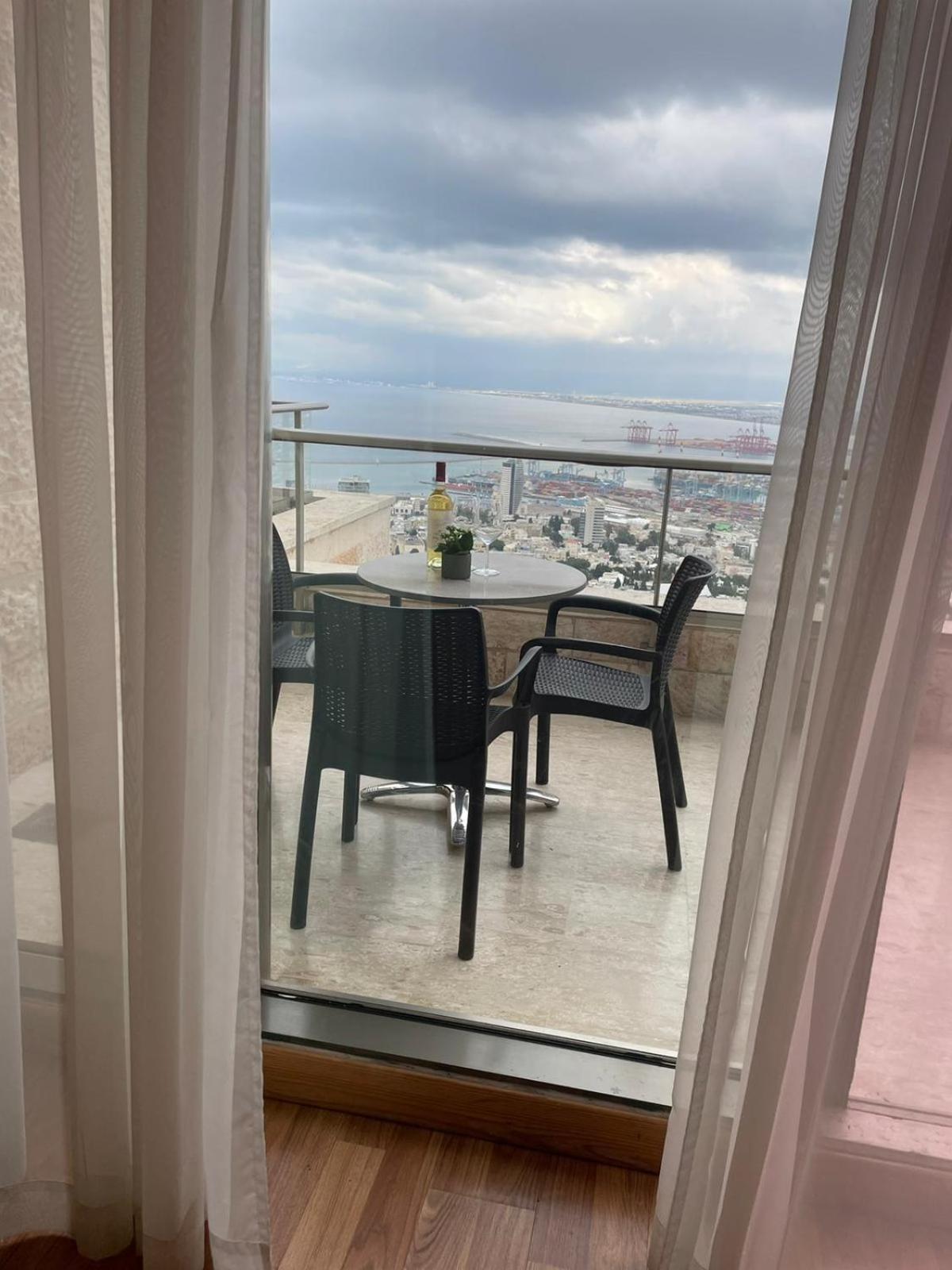 Premium Queen Room with Sofa Bed and Furnished Balcony - Bay View photo 3