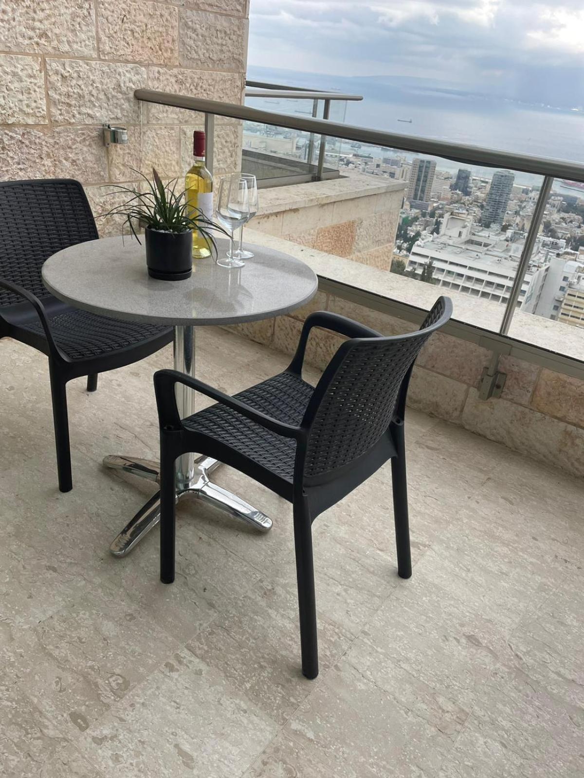 Premium Queen Room with Furnished Balcony and Bay View photo 3