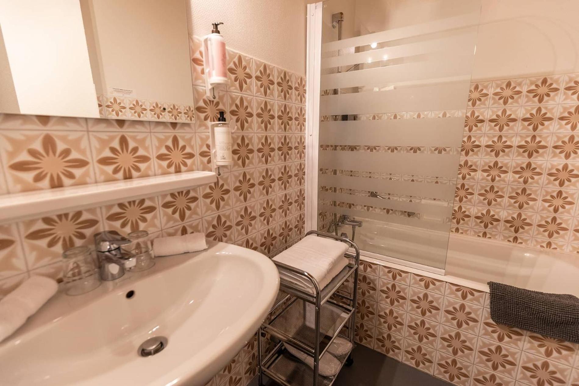 Double or Twin Room - Photo 4