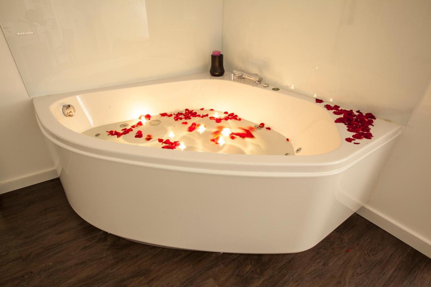 Deluxe Suite with Spa Bath photo 3
