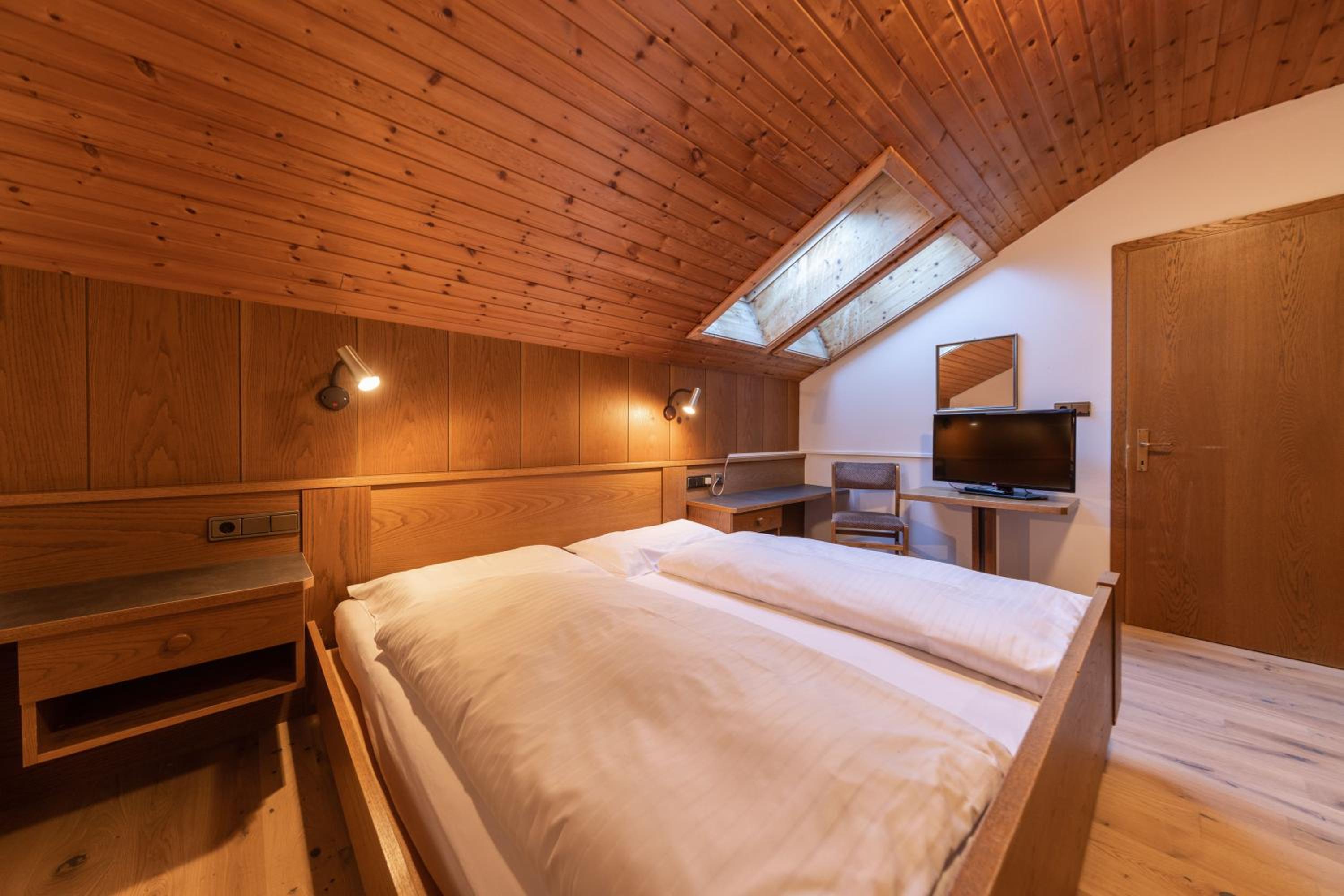 Standard Double or Twin Room - Photo 9